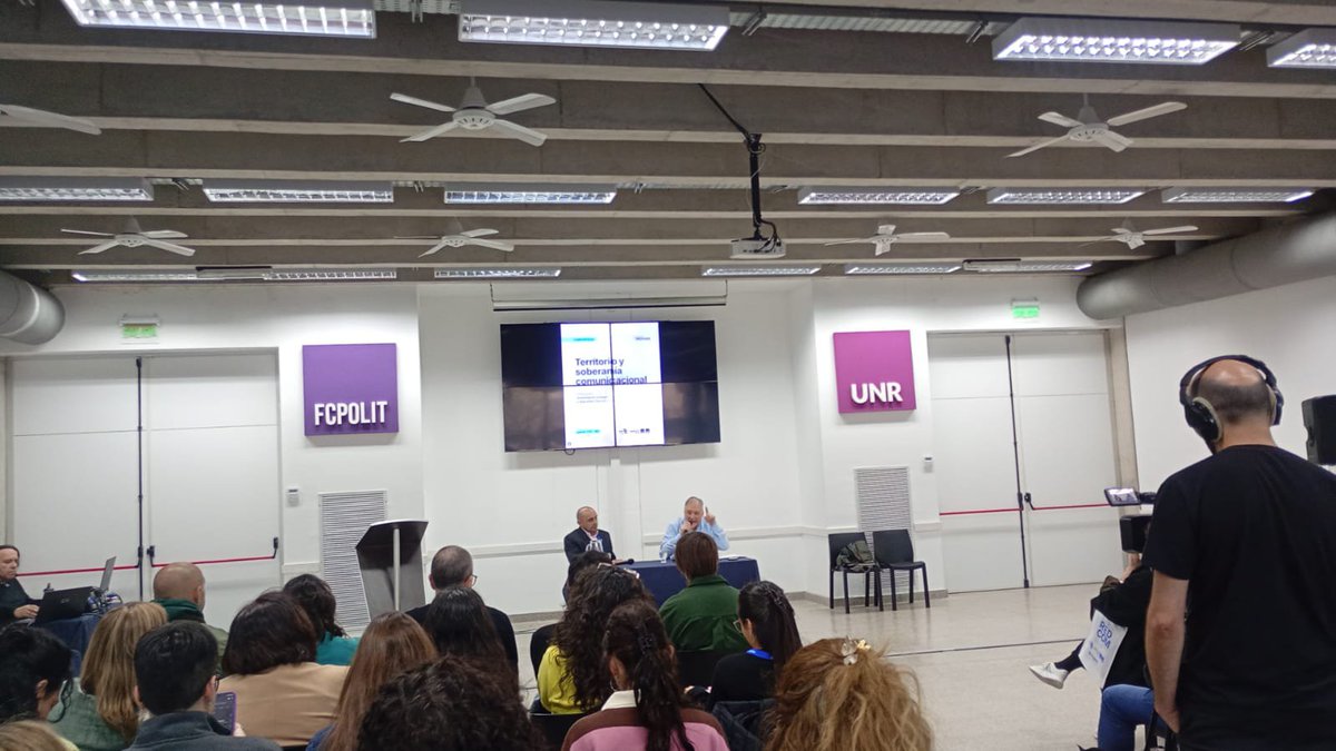 julitoalonso's tweet photo. Fotos del primer día en #redcom28
Gran cierre de @UrangadsW que levantó un día que venía de capa caída, los aplausos incluso sin haber terminado el discurso. Y además fotos de @InvestigarenRed @FAlbarello @piporta en la mesa de RedCom en Red. https://t.co/ujOEWtdVya