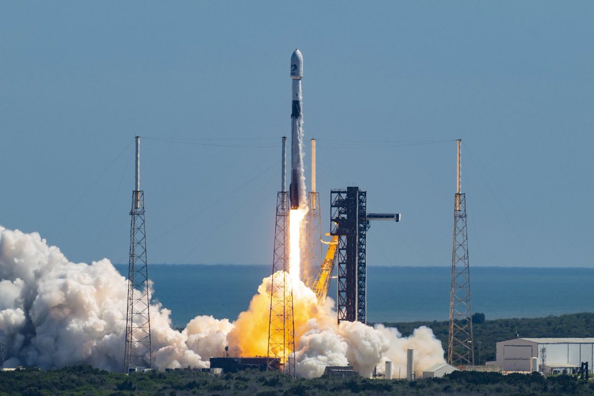 mr_x_733's tweet photo. Falcon completes its 700th overall mission https://t.co/Z4UEhya5Eg