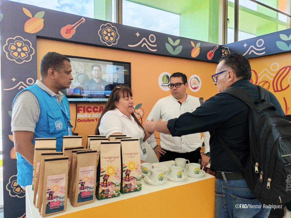 FAO_Colombia's tweet photo. ☕️Hoy, celebramos el #DíaInternacionalDelCafé y el #Huila lo hace conectando su tradición cafetera con nuevos mercados. En Neiva inició #FICCA2026, una vitrina internacional para café. El convenio #FRES acompaña a participar a 3 organizaciones.
👉Leer más: https://t.co/41drmALhEH https://t.co/WA1TCtqKNC