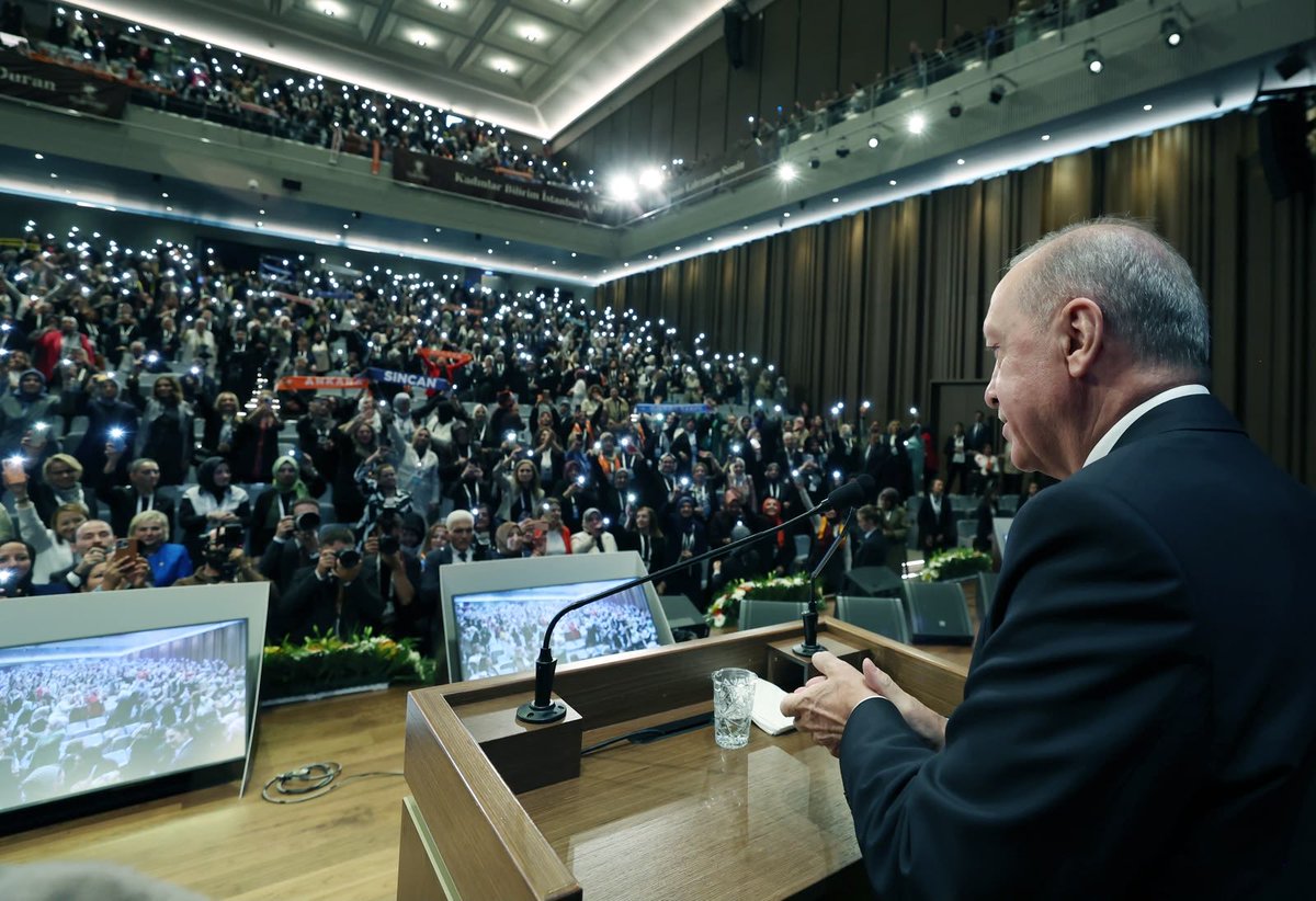 leylasahinusta's tweet photo. Cumhurbaşkanımız ve Genel Başkanımız Sayın @RTErdogan’ın teşrifleriyle, Genel Merkezimizde gerçekleşen İstanbul Kadın Kollarımızın “Mahalle Başkanları İstişare ve Değerlendirme Toplantısı”nda mahalle başkanlarımızla bir araya geldik.

AK Parti’mizin teşkilat mimarisi, mahallelerimizden başlayarak sahayla bağını hiç koparmayan güçlü bir yapı üzerine inşa edilmiştir. Bu yapının her kademesi ve her bir teşkilat mensubumuz, çalışmalarımızın ayrılmaz bir parçasıdır.

Teşkilatımızın her adımına verdiğimiz önemle, sahadaki güçlü varlığımızı daha da ileri taşıyoruz. 🇹🇷
