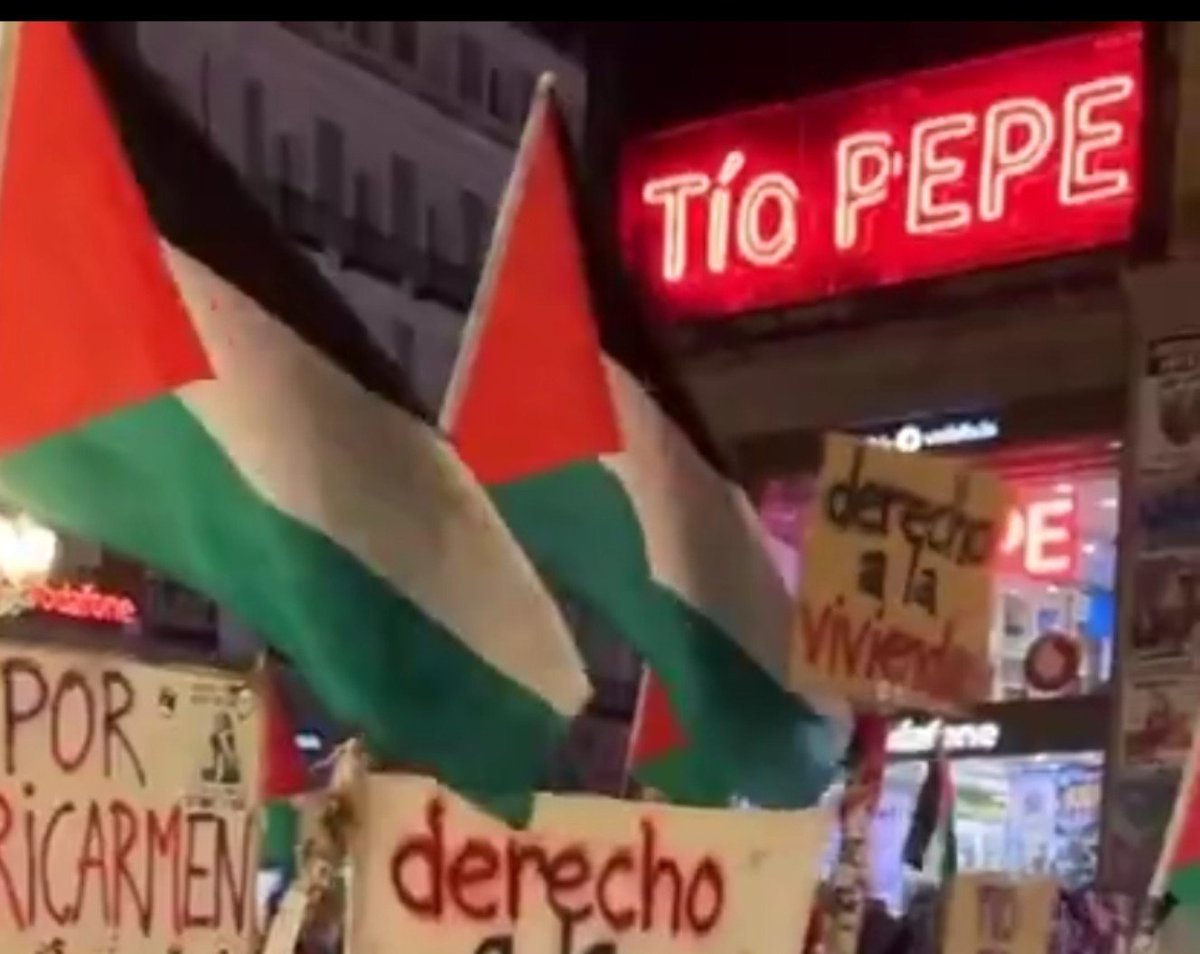 Lekomaster's tweet photo. No me puedo creer que los fachas sean tan subnormales de creer que estos vídeos son reales.

El cartel de Tío Pepe de toda la vida. https://t.co/2iCgXvwf7B