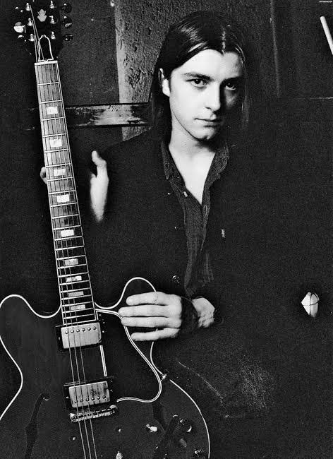 Britpopmemories's tweet photo. A very happy 50th birthday to the lad who had the most daunting job in Britpop…

Richard Oakes was 17 when he replaced Bernard Butler in @suedeHQ 

He nailed it! https://t.co/8HIbrU4moS
