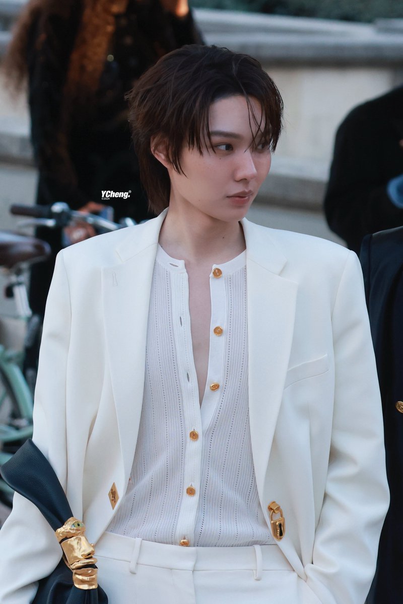 ycheng1205's tweet photo. All the eyes are on him.

KENG NAMPING IN PARIS FW27

#SchiaparellixKENGNAMPING
#Schiaparelli
#nampingster https://t.co/wSVGp2U5fG
