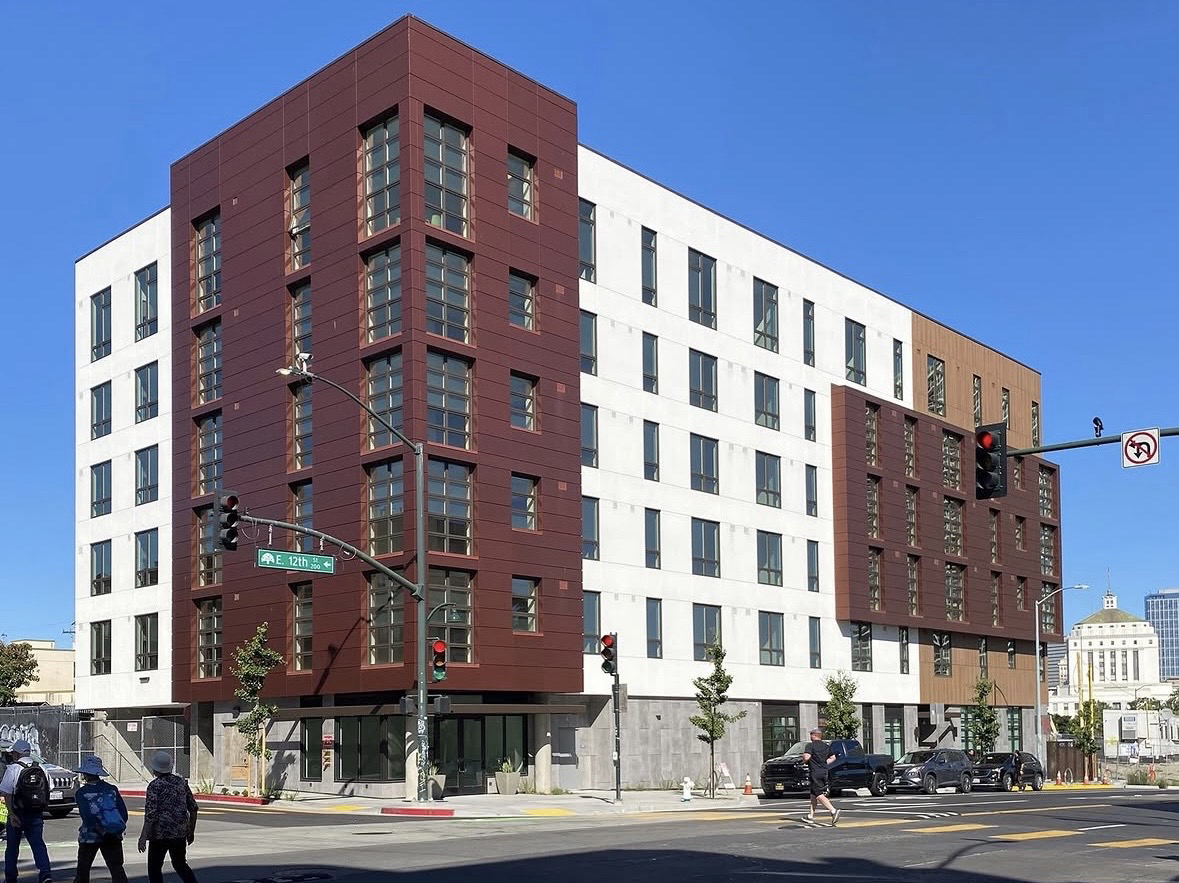 California_HCD's tweet photo. Led by @EBALDC with @TheUnityCouncil, Jordan Real Estate Investments, and the City of Oakland, Sen Lake turns a former vacant lot into supportive housing for people experiencing homelessness, paired with on‑site supportive services. #HousingForAll #WhereFoundationsBegin https://t.co/gvZ3j0JAhp