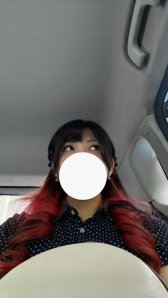 7iisasi's tweet photo. 我操我突然发现每次出门了给朋友报备我都喜欢往上看。可能显得我眼睛比较大吧 https://t.co/eFrFHyAs8z