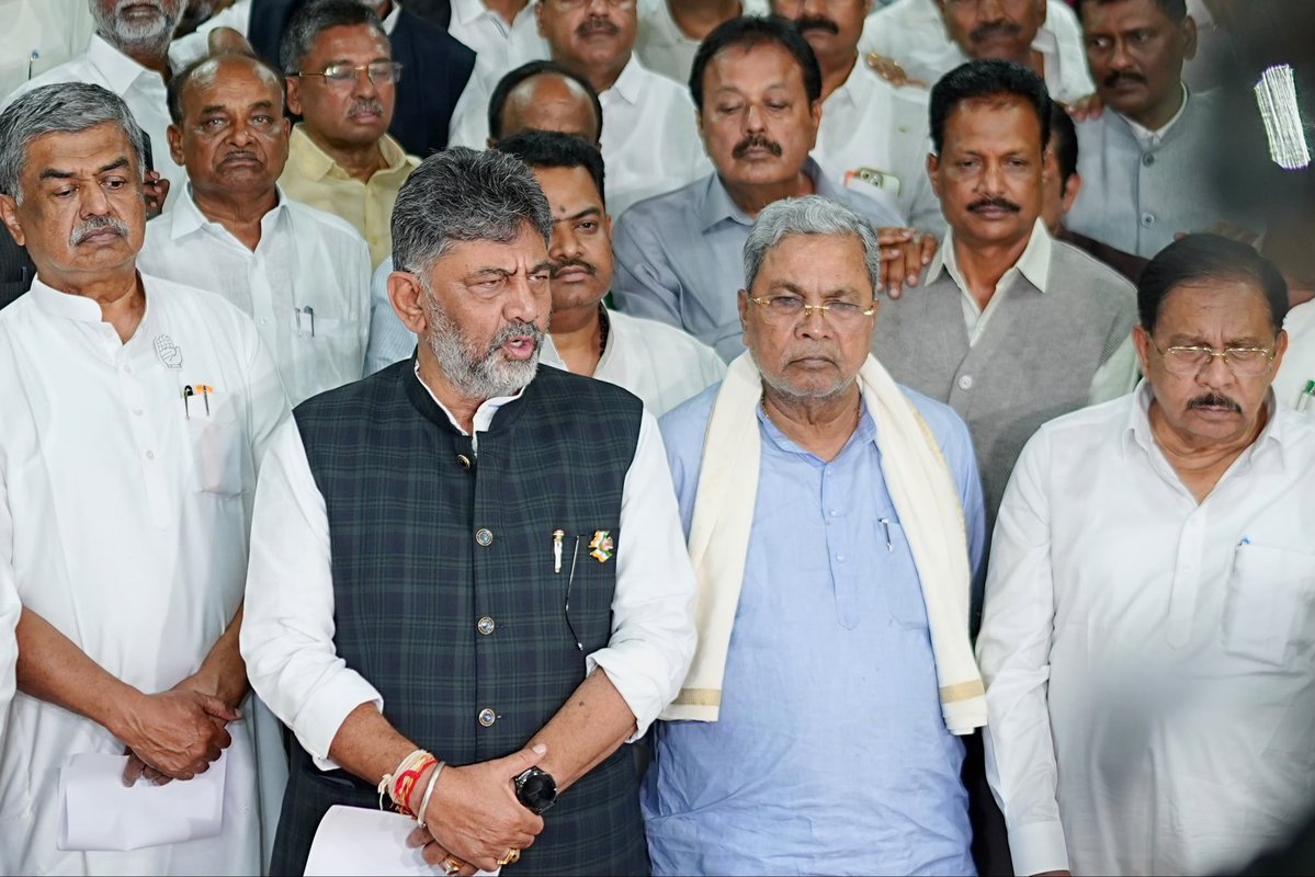 DKShivakumar's tweet photo. ನಮ್ಮ ಹೋರಾಟಕ್ಕೆ ಮುಖ್ಯ ಚುನಾವಣಾಧಿಕಾರಿ ಕಚೇರಿ ಮಣಿದಿದೆ

SIR ನೆಪದಲ್ಲಿ ಅರ್ಹ ಮತದಾರರನ್ನು ಮತದಾರರ ಪಟ್ಟಿಯಿಂದ ಹೊರಗಿಡುವ ಷಡ್ಯಂತ್ರ ಖಂಡಿಸಿ ನಡೆಸಿದ ನಮ್ಮ ಹೋರಾಟಕ್ಕೆ ಮುಖ್ಯ ಚುನಾವಣಾಧಿಕಾರಿ ಕಚೇರಿ ಮಣಿದಿದೆ. ಮತದಾರರ ಹೆಸರನ್ನು ಅಳಿಸುವ ಉದ್ದೇಶದಿಂದ ಫಾರ್ಮ್‌ 6, ಫಾರ್ಮ್‌ 6ಎ, ಫಾರ್ಮ್ 7 ಬಳಸಿ ಸುಳ್ಳು ಅರ್ಜಿಗಳನ್ನು ಸಲ್ಲಿಸಿರುವವರ ವಿರುದ್ಧ ಸೂಕ್ತ ತನಿಖೆ ನಡೆಸಿ, ಕ್ರಮ ಕೈಗೊಳ್ಳುವಂತೆ ರಾಜ್ಯದ ಎಲ್ಲಾ ಚುನಾವಣಾ ನೋಂದಣಿ ಅಧಿಕಾರಿಗಳಿಗೆ ಮುಖ್ಯ ಚುನಾವಣಾಧಿಕಾರಿ ಕಚೇರಿಯು ಸೂಚನೆ ನೀಡಿದೆ. ಮತದಾರರ ಪಟ್ಟಿಯಿಂದ ಅರ್ಹ ಮತದಾರರನ್ನು ತೆಗೆದುಹಾಕುವವರ ವಿರುದ್ಧ ಪ್ರಕರಣ ದಾಖಲಿಸಲು ಚುನಾವಣಾಧಿಕಾರಿಗಳು ಒಪ್ಪಿಗೆ ನೀಡಿದ್ದಾರೆ.

ಮರಣ ಹಾಗೂ ಎರಡು ಬಾರಿ ನೋಂದಣಿಯಾದ ಪ್ರಕರಣಗಳನ್ನು ಹೊರತುಪಡಿಸಿ ಬೇರೆ ಯಾವುದೇ ಫಾರ್ಮ್‌ 7 ಅನ್ನು ಅನುಮೋದಿಸುವಂತಿಲ್ಲ ಎಂದು ಮುಖ್ಯ ಚುನಾವಣಾ ಆಯುಕ್ತರು ರಾಜ್ಯದ ಎಲ್ಲಾ ತಹಶೀಲ್ದಾರ್‌ ಅವರಿಗೆ ನಿರ್ದೇಶನ ನೀಡಿದ್ದಾರೆ. ಮರಣ ಪ್ರಕರಣಗಳಲ್ಲಿ ಮರಣ ಪ್ರಮಾಣ ಪತ್ರ ಕಡ್ಡಾಯವಾಗಿ ಸಲ್ಲಿಕೆಯಾಗಬೇಕು. ಎರಡು ಬಾರಿ ನೋಂದಣಿಯಾಗಿದ್ದರೆ ಎರಡನೇ ಎಪಿಕ್ ಸಂಖ್ಯೆಯನ್ನು ನಮೂದಿಸಬೇಕು ಎಂದು ಸೂಚನೆ ನೀಡಲಾಗಿದೆ.

ಎಸ್‌ಐಆರ್‌ ಅಕ್ರಮದ ಕುರಿತು ಹಲವು ಪ್ರಕರಣಗಳು ಗಮನಕ್ಕೆ ಬಂದಿದ್ದು, ಇದರಲ್ಲಿ ವಿಪಕ್ಷಗಳ ಕುತಂತ್ರವಿದೆ. ಅಲ್ಪಸಂಖ್ಯಾತರು, ಹಿಂದುಳಿದ ವರ್ಗಗಳು, ದಲಿತರು ಹಾಗೂ ಆರ್ಥಿಕವಾಗಿ ದುರ್ಬಲ ವರ್ಗಗಳ ಮತದಾರರನ್ನು ಗುರಿಯಾಗಿಸಿಕೊಂಡು ಈ ಪ್ರಕ್ರಿಯೆ ನಡೆಸಲಾಗಿದೆ. ಹಲವು ವಿಧಾನಸಭಾ ಕ್ಷೇತ್ರಗಳಲ್ಲಿ ಮತದಾರರ ಹೆಸರುಗಳನ್ನು ಅಳಿಸಲು ಅರ್ಜಿಗಳನ್ನು ಸಲ್ಲಿಸಿರುವ ಪ್ರಕರಣಗಳು ವರದಿಯಾಗಿದ್ದು, ಕೆಲವು ಕ್ಷೇತ್ರಗಳಲ್ಲಿ ಇಂತಹ ಅರ್ಜಿಗಳು ಸಾವಿರಾರು ಸಂಖ್ಯೆಯಲ್ಲಿವೆ.

ಈ ಬಗ್ಗೆ ಹಲವು ಜಿಲ್ಲೆಗಳಲ್ಲಿ ಮತದಾರರು ಈಗಾಗಲೇ ದೂರುಗಳನ್ನು ಸಲ್ಲಿಸಿದ್ದು, ಕೆಲವು ಪ್ರಕರಣಗಳಲ್ಲಿ ಎಫ್‌ಐಆರ್‌ಗಳೂ ದಾಖಲಾಗಿವೆ. ತಮ್ಮ ಹೆಸರು ಅಥವಾ ಮತದಾನದ ಹಕ್ಕಿನ ಮೇಲೆ ಪರಿಣಾಮ ಬೀರಿರುವುದನ್ನು ಗಮನಿಸಿದ ಬಳಿಕ ಮತದಾರರು ದೂರು ನೀಡಿದ್ದಾರೆ. ಕೆಲವು ರಾಜಕೀಯ ನಾಯಕರು ಹಿರಿಯ ನಾಯಕರಿಂದ ಫಾರ್ಮ್‌-7 ಅರ್ಜಿಗಳನ್ನು ಪಡೆದಿರುವುದಾಗಿ ಒಪ್ಪಿಕೊಂಡಿದ್ದಾರೆ.

ಮುಖ್ಯ ಚುನಾವಣಾಧಿಕಾರಿ ಕಚೇರಿಯ ಅಧಿಕಾರಿಗಳು ಹಾಗೂ ಕಾನೂನು ತಜ್ಞರು ಸಭೆ ನಡೆಸಿ ಕೆಲವು ತೀರ್ಮಾನಗಳನ್ನು ಕೈಗೊಂಡಿದ್ದಾರೆ. ನಮ್ಮ ಹೋರಾಟಕ್ಕೆ ಮುಖ್ಯ ಚುನಾವಣಾಧಿಕಾರಿ ಕಚೇರಿ ಮಣಿದಿದೆ. ಅರ್ಹ ಮತದಾರರಿಗೆ ನ್ಯಾಯ ಒದಗಿಸುವ ಭರವಸೆ ಸಿಕ್ಕಿದೆ. ಸೂಕ್ತ ತನಿಖೆ ಆಗದಿದ್ದರೆ ಮತ್ತೆ ಹೋರಾಟ ಮಾಡುತ್ತೇವೆ. ಇದರಲ್ಲಿ ವಿರೋಧ ಪಕ್ಷಗಳ ಕುತಂತ್ರವಿದೆ. ನಮ್ಮ ದಾಖಲೆಗಳನ್ನು ನೋಡಿ ಮುಖ್ಯ ಚುನಾವಣಾಧಿಕಾರಿ ಕಚೇರಿ ಅಚ್ಚರಿ ವ್ಯಕ್ತಪಡಿಸಿದೆ. ಇದು ನಾಡಿನ ಜನತೆ ನಮಗೆ ಕೊಟ್ಟಿರುವ ಹಕ್ಕು. 136 ಮಂದಿಯನ್ನು ಗೆಲ್ಲಿಸಿ ಇಡೀ ಜನರ ರಕ್ಷಣೆ ಮಾಡುವಂತೆ ಸೂಚಿಸಿದ್ದಾರೆ. ಆ ಪ್ರಕಾರ ನಾವು ಈ ನಾಡಿನ ಜನರ ಹಕ್ಕನ್ನು ರಕ್ಷಿಸಲು ಇಂದು ಹೋರಾಟ ಮಾಡಿದ್ದೇವೆ.

ಇದು ಪ್ರಜಾಪ್ರಭುತ್ವ ವ್ಯವಸ್ಥೆಯಲ್ಲಿ ನಡೆದಿರುವ ಅತಿದೊಡ್ಡ ವಂಚನೆ. ಮುಖ್ಯ ಚುನಾವಣಾಧಿಕಾರಿ ಕಚೇರಿಯು ನಮ್ಮನ್ನು ಮನವೊಲಿಸಲು ಬಂದರೂ ನಾವು ಜಗ್ಗಲಿಲ್ಲ. ಮಹಾತ್ಮ ಗಾಂಧೀಜಿ ನಮಗೆ ಹೇಳಿಕೊಟ್ಟ ಮಾರ್ಗದಲ್ಲಿ ಚುನಾವಣಾ ಅಧಿಕಾರಿಗಳಿಗೆ ಅವರ ಕಚೇರಿಯಲ್ಲಿ ಕುಳಿತು ಅಕ್ರಮದ ಬಗ್ಗೆ ಮನದಟ್ಟು ಮಾಡಿಕೊಟ್ಟಿದ್ದೇವೆ. ಅವರಿಗೆ ಅಗತ್ಯ ದಾಖಲೆಗಳನ್ನು ನೀಡಿ ತಕ್ಷಣವೇ ಕ್ರಮ ಕೈಗೊಳ್ಳುವಂತೆ ಮನವಿ ಮಾಡಿದ್ದೇವೆ.

ವಿಪಕ್ಷ ನಾಯಕರಾದ ಆರ್‌. ಅಶೋಕ್‌ ಅವರು 25,000 ಫಾರ್ಮ್‌-7 ಅರ್ಜಿಗಳನ್ನು ವಿತರಿಸಲಾಗಿದೆ ಎಂದು ಹೇಳಿದ್ದಾರೆ. ಅದು ಒಂದಾಗಿರಲಿ, ಹತ್ತಾಗಿರಲಿ, 25 ಸಾವಿರವಾಗಿರಲಿ ಅಥವಾ 25 ಲಕ್ಷವಾಗಿರಲಿ, ತನಿಖೆ ತನ್ನದೇ ಆದ ರೀತಿಯಲ್ಲಿ ನಡೆಯಲಿದೆ. ಈ ಅರ್ಜಿಗಳನ್ನು ಎಲ್ಲಿಂದ ಮುದ್ರಿಸಲಾಯಿತು..? ಹೇಗೆ ಮುದ್ರಿಸಲಾಯಿತು..? ಯಾರು ವಿತರಿಸಿದರು..? ಎಂಬುದು ನಮ್ಮ ಪ್ರಶ್ನೆ.

ನಾವು ಜನರ ಮತದಾನದ ಹಕ್ಕನ್ನು ರಕ್ಷಿಸಲು ಬದ್ಧರಾಗಿದ್ದೇವೆ. ಮುಖ್ಯ ಚುನಾವಣಾಧಿಕಾರಿ ಕಚೇರಿ ನೋಟಿಸ್‌ ನೀಡಿರುವ ಬಾಕಿ 35 ಲಕ್ಷ ಮತದಾರರಿಗೆ ಅಗತ್ಯ ದಾಖಲೆ ಒದಗಿಸಲು ಸರ್ಕಾರ ಬದ್ಧವಾಗಿದೆ. ರಾಜ್ಯದ ಪ್ರತಿಯೊಬ್ಬ ಅರ್ಹ ಮತದಾರನಿಗೂ ಮತದಾನದ ಹಕ್ಕು ಸಿಗುವವರೆಗೂ ನಮ್ಮ ಹೋರಾಟ ಮುಂದುವರಿಯಲಿದೆ.

- ಮುಖ್ಯ ಚುನಾವಣಾಧಿಕಾರಿ ಕಚೇರಿ ಬಳಿ ಸುದ್ದಿಗೋಷ್ಠಿಯಲ್ಲಿ ಮಾತನಾಡಿದ ಪ್ರಮುಖ ಅಂಶಗಳು