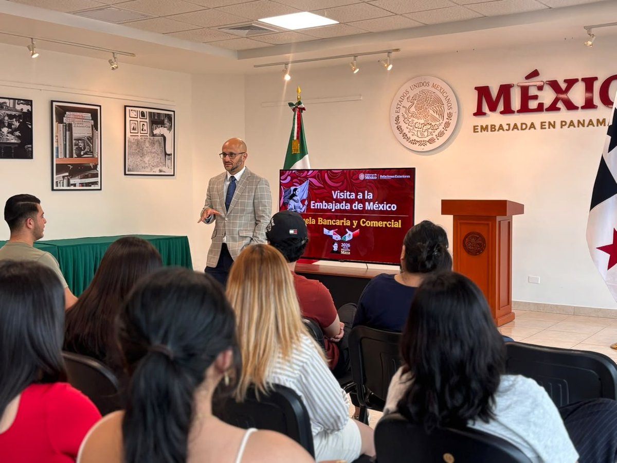 EmbaMexPan's tweet photo. Recibimos una visita de un grupo de estudiantes de la Escuela Bancaria y Comercial @LaEBC, de distintos campus en 🇲🇽

Se les impartió una plática sobre las labores diplomáticas de la Embajada y las relaciones de negocios entre México y Panamá, fortaleciendo así su formación profesional.

Mucho éxito en el resto de su viaje académico por 🇵🇦