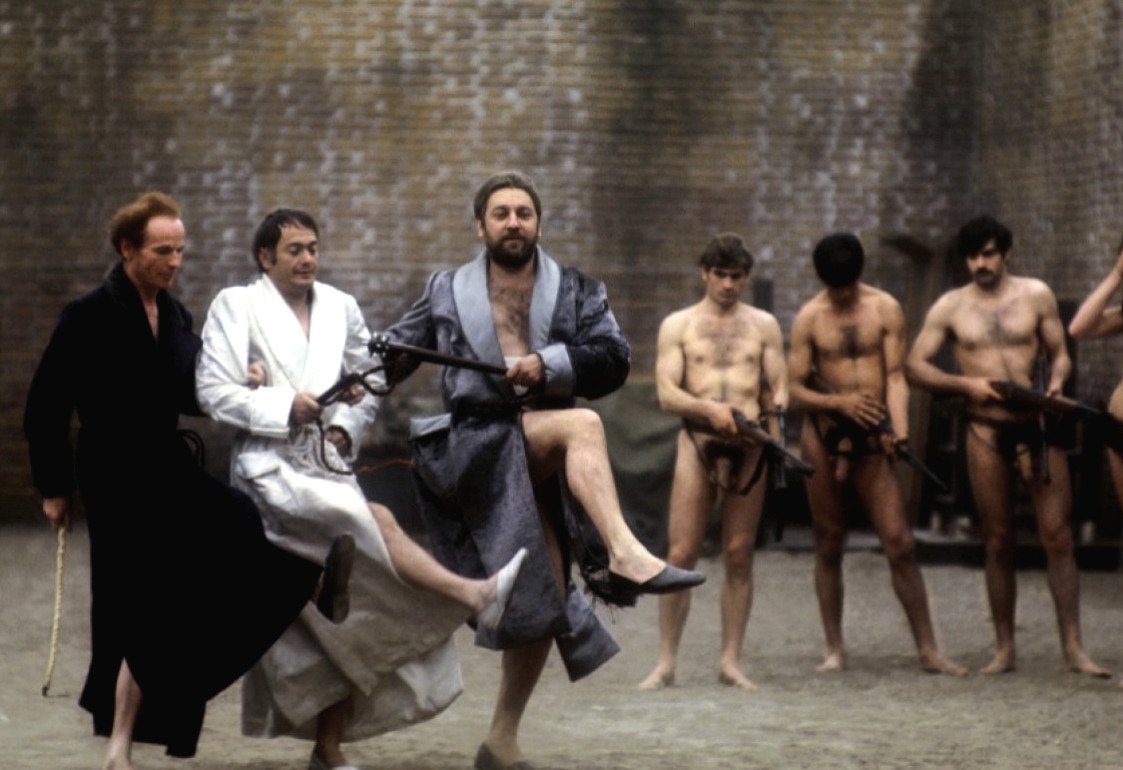 GayCult0's tweet photo. Salò ou os 120 Dias de Sodoma (1975), obra-prima existencial e provocativa de Pier Paolo Pasolini. Pasolini era abertamente gay em uma Itália conservadora e usava o cinema para criticar o fascismo e a opressão burguesa dos corpos. https://t.co/dvCtamv5u5