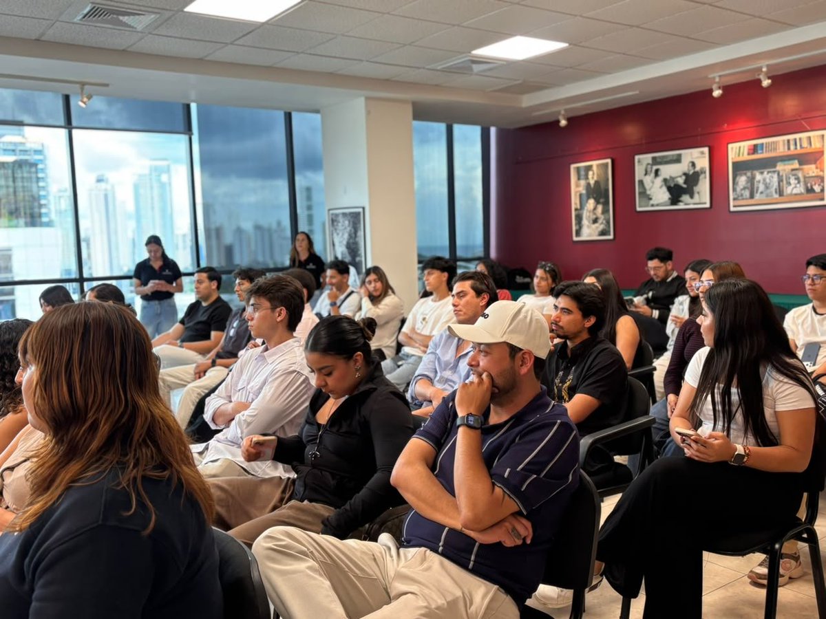 EmbaMexPan's tweet photo. Recibimos una visita de un grupo de estudiantes de la Escuela Bancaria y Comercial @LaEBC, de distintos campus en 🇲🇽

Se les impartió una plática sobre las labores diplomáticas de la Embajada y las relaciones de negocios entre México y Panamá, fortaleciendo así su formación profesional.

Mucho éxito en el resto de su viaje académico por 🇵🇦