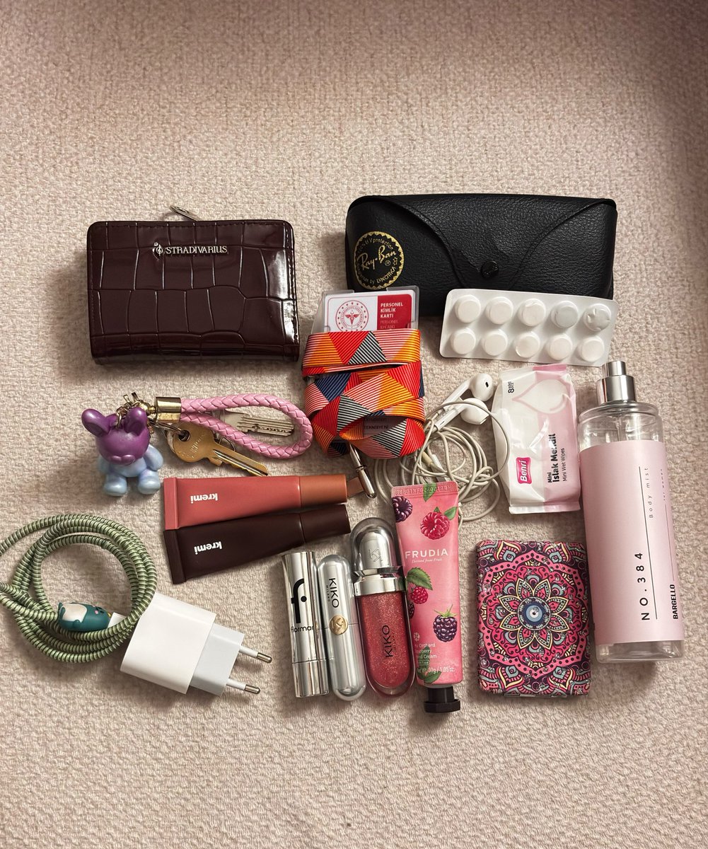 amaanzeren's tweet photo. Çantamda ne var (dayanamadım) https://t.co/YXDyORLrIl