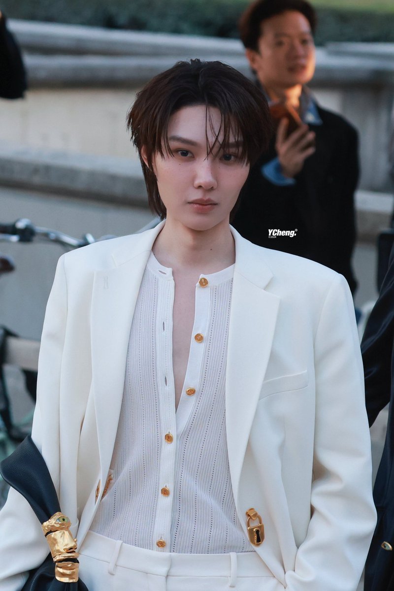 SweSwe83128's tweet photo. Namping Napatskorn's Aura x Schiaparelli = another level  ❤️‍🔥✨🙌🏻🙇🏻 

KENG NAMPING IN PARIS FW27
#SchiaparellixKENGNAMPING
#Schiaparelli
#KengHarit #nampingster https://t.co/1HL5TlndrK