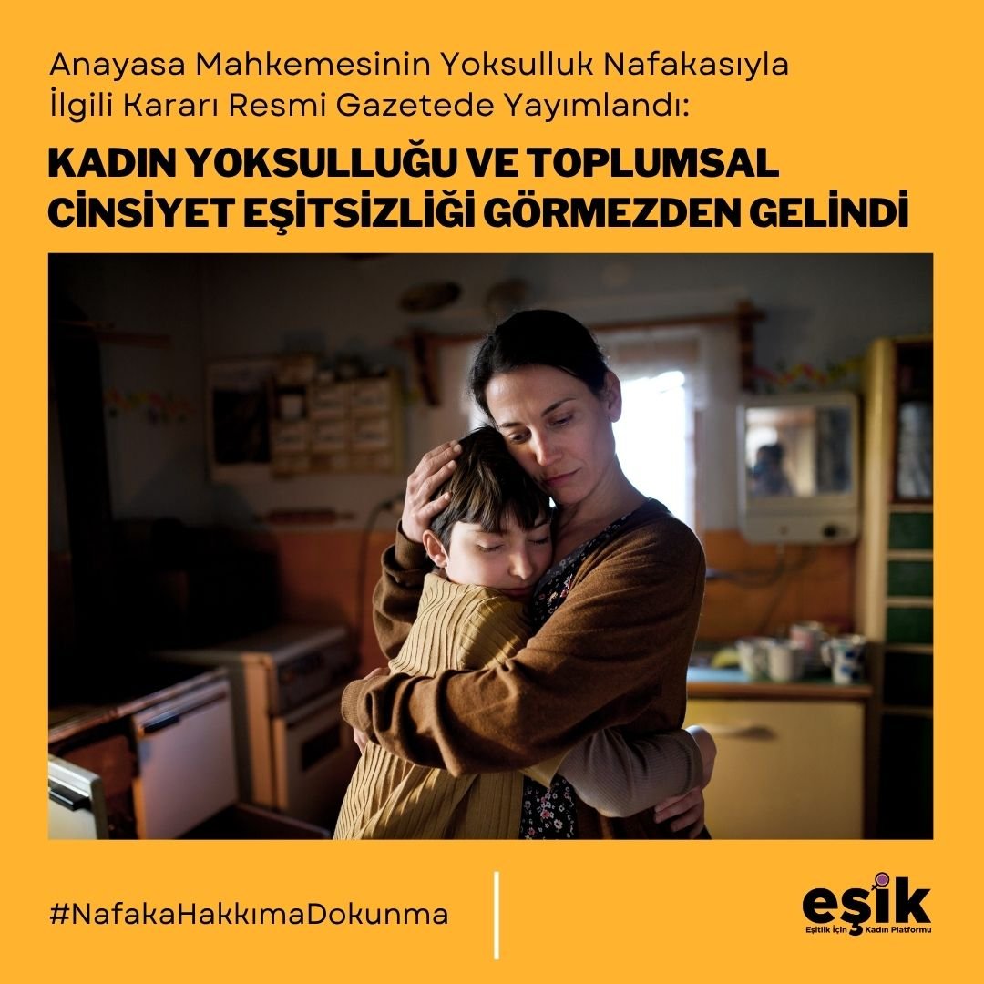 esikplatformu__'s tweet photo. ⚠️ Anayasa Mahkemesi’nin Yoksulluk Nafakasıyla İlgili Gerekçeli Kararı Yayımlandı: Cinsiyet Eşitsizliği ve Kadın Yoksulluğu Görmezden Gelindi

#EŞİKBasınAçıklaması 👇
https://t.co/0sLqUSN9ej

⚖️ Anayasa Mahkemesi’nin 4 Haziran 2026’da verdiği, Medeni Kanun’un yoksulluk nafakasıyla ilgili 175. Maddesinde yer alan “süresiz olarak” ibaresinin iptaline ilişkin kararının gerekçesi, 30 Eylül 2026 tarihinde Resmi Gazete’ de yayımlandı. 

📌 Türkiye kadına karşı şiddet, kadın yoksulluğu, kadın işsizliği, kreş desteklerinin yetersizliği gibi konularda ne yazık ki ciddi sorunlar yaşayan bir ülke olduğu için nafaka süresiyle oynamak, milyonlarca kadın ve çocuğun hayatıyla oynamak anlamına gelmektedir.

👉 AYM çoğunluğu da bu toplumsal gerçeğin farkındadır. 

Nitekim Mahkeme, kararın 31. paragrafında yoksulluk nafakasının kural olarak belirli bir süreyle sınırlandırılabileceğini belirtmekle birlikte; evliliğin süresi, nafaka alacaklısının yaşı, eğitim ve sağlık durumu ile ekonomik ihtiyaçlarını kendi imkânlarıyla karşılayabilme kapasitesi gibi unsurlara bağlı olarak bazı durumlarda nafakanın yaşam boyunca (süresiz) uzatılması gerektiğini bizzat kabul etmiştir.

Ancak bu zorunlu ihtiyacı tespit etmesine rağmen kuralı iptal ederek yasal düzenlemeyi belirsizliğe sürüklemiş ve somut güvenceleri zayıflatmıştır.

📌 Anayasa Mahkemesi kararını belirleyen temel kabul, çoğu aslında çocuğun birikmiş nafakası nedeniyle “nafaka borçlusu” olan erkeklerin kasıtlı olarak yarattığı “ömür boyu nafaka mağduriyeti” algısını gerçekmiş gibi yorumlaması olmuştur. 

👉 Anayasa Mahkemesi, konuyu AYM’ye taşıyan mahkeme kararında belirtildiği gibi erkeklerin “yeniden evlenmesine, mülk edinmesine ve doğacak yeni çocuklarının korunmasına” öncelik vermiştir.

📍 Anayasa Mahkemesi, “evli kadının nüfus kütüğünün erkeğinkine geçirilmesi”ni eşitliğe aykırı bulmayan kararında olduğu gibi bu kararında da ataerkinin tarafını seçmiştir. 

Son zamanlardaki kararlarında yaptığı gibi eşitlik ilkesini ve cinsiyet eşitsizliğini tartışmak zorunda kalmamak için esası derinlemesine irdelemekten ve somut verileri ele almaktan kaçınmıştır. Bunun yerine sorunu teknik bir boyuta indirgemiş; “hukuki belirlilik” ilkesini merkeze koyarak cinsiyet eşitsizliğini ve kadın yoksulluğunu görmezden gelmiştir.

👫 Kadın erkek eşitsizliği eğitimden istihdama her alanda devam ederken; kadına karşı ekonomik dahil her türlü şiddet hızla artarken; kadın yoksulluğu giderek derinleşirken nafaka hakkının hedef alınması kadınların hedef alınmasıdır. Nafakayı sınırlandırmaya yönelik her girişim cinsiyete dayalı eşitsizliği ve şiddeti daha da artıracaktır.

💬 #Nafaka tartışması ancak ve ancak; 

📍Kadınların işgücüne katılımı erkeklerle eşit seviyeye ulaştığında,
 
📍Ev içi ücretsiz bakım emeği kamusal olarak üstlenildiğinde, 

📍Eşit işe eşit ücret sağlandığında 

📍Kadına yönelik her türlü ekonomik ile fiziksel şiddet ortadan kaldırıldığında bitebilir. 

♀️Kadınların ekonomik bağımsızlığı ve fiili eşitliği sağlanmadan nafaka hakkına dokunulamaz. Milyonlarca kadının yaşam güvencesini elinden alan bu düzenlemelere karşı mücadelemizi kararlılıkla sürdüreceğiz.

Hayatlarımızdan
Haklarımızda 
Hayallerimizden
Vazgeçmeyeceğiz
#NafakaHakkımaDokunma