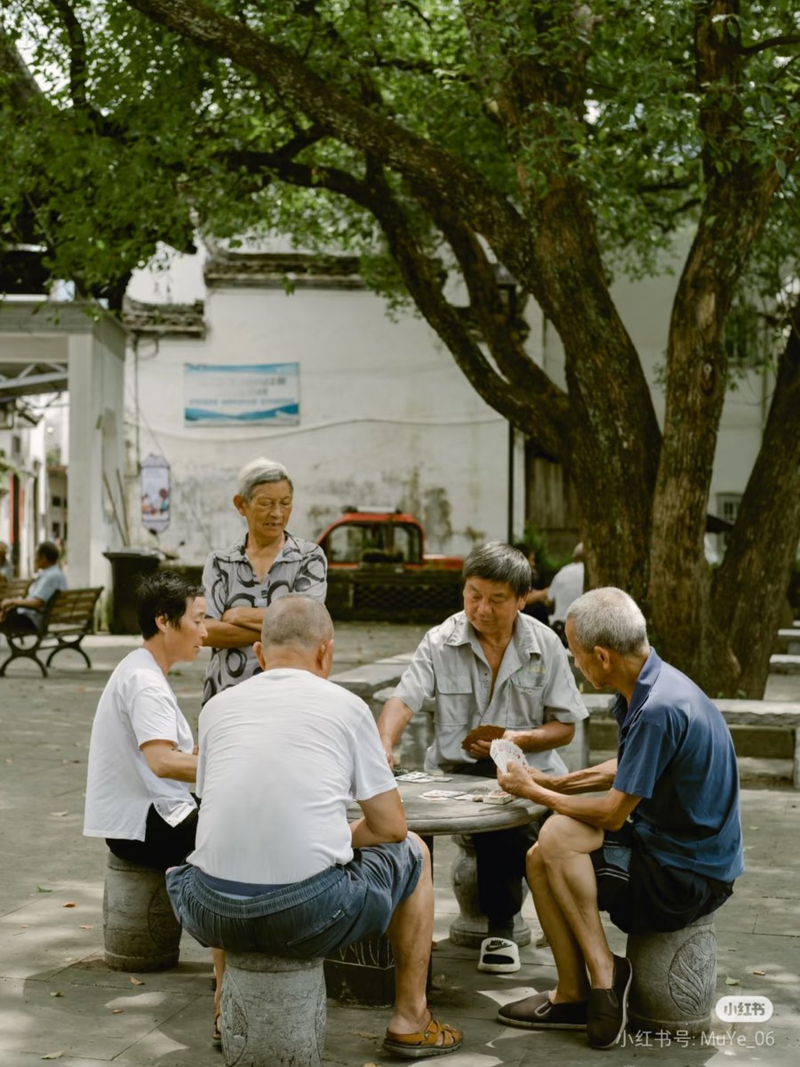 mark_brod_2_268's tweet photo. Today I went to a small town in Shaanxi, heard locals chat and laugh while sitting under the big banyan tree, and learned the fun of banter with them—life here is warm and relaxed. https://t.co/GrlgCvPqIw