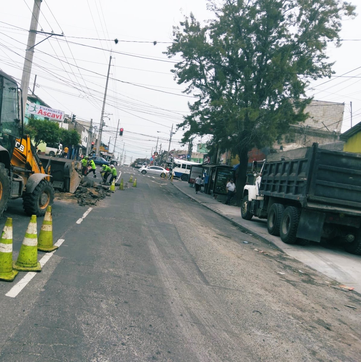 Reducción de carriles. Trabajos de recapeo. 📍27 avenida 26 calle zona 18 colonia Las Tapias . Policia-MT se encuentra dando el apoyo con equipo y agilizando…
