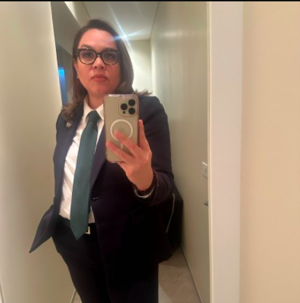 SerchRincon's tweet photo. En solo dos años, Tatiana Madrid Sánchez, actual encargada de Asuntos Legales @CFEmx, pasó de ganar 42,000 a unos 228,000 pesos mensuales.

Una suerte similar han tenido decenas de trabajadores en la administración Emilia Esther Calleja, directora de la comisión. 

@MarioMal https://t.co/BIgXHimrrI