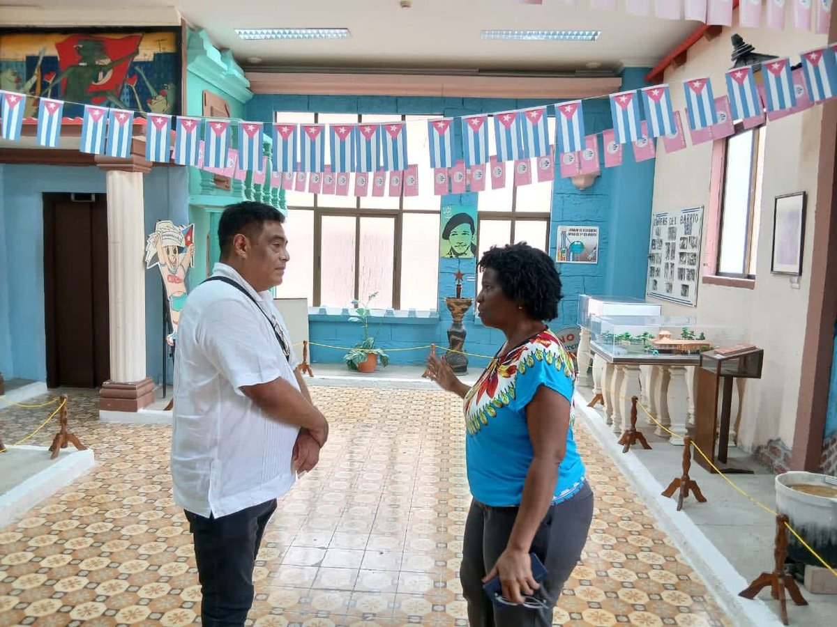 cdr_cuba's tweet photo. Adalid Martínez, miembro del @FComunales visitó por estos días  #Cuba, y entre las actividades que realizó estuvo la visita al Museo "28 de septiembre" de los #CDRCuba. 

#MemoriaCederista https://t.co/ikeTG7h3xL