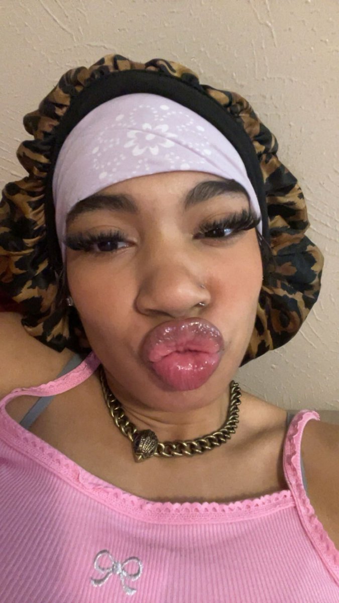 imtenderasfc's tweet photo. i’m always doing duck lips in every photo 😭😂 https://t.co/i4CVTRltNy