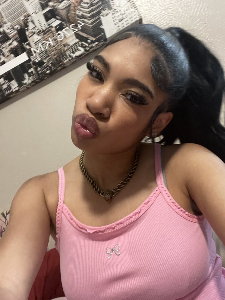 imtenderasfc's tweet photo. i’m always doing duck lips in every photo 😭😂 https://t.co/i4CVTRltNy