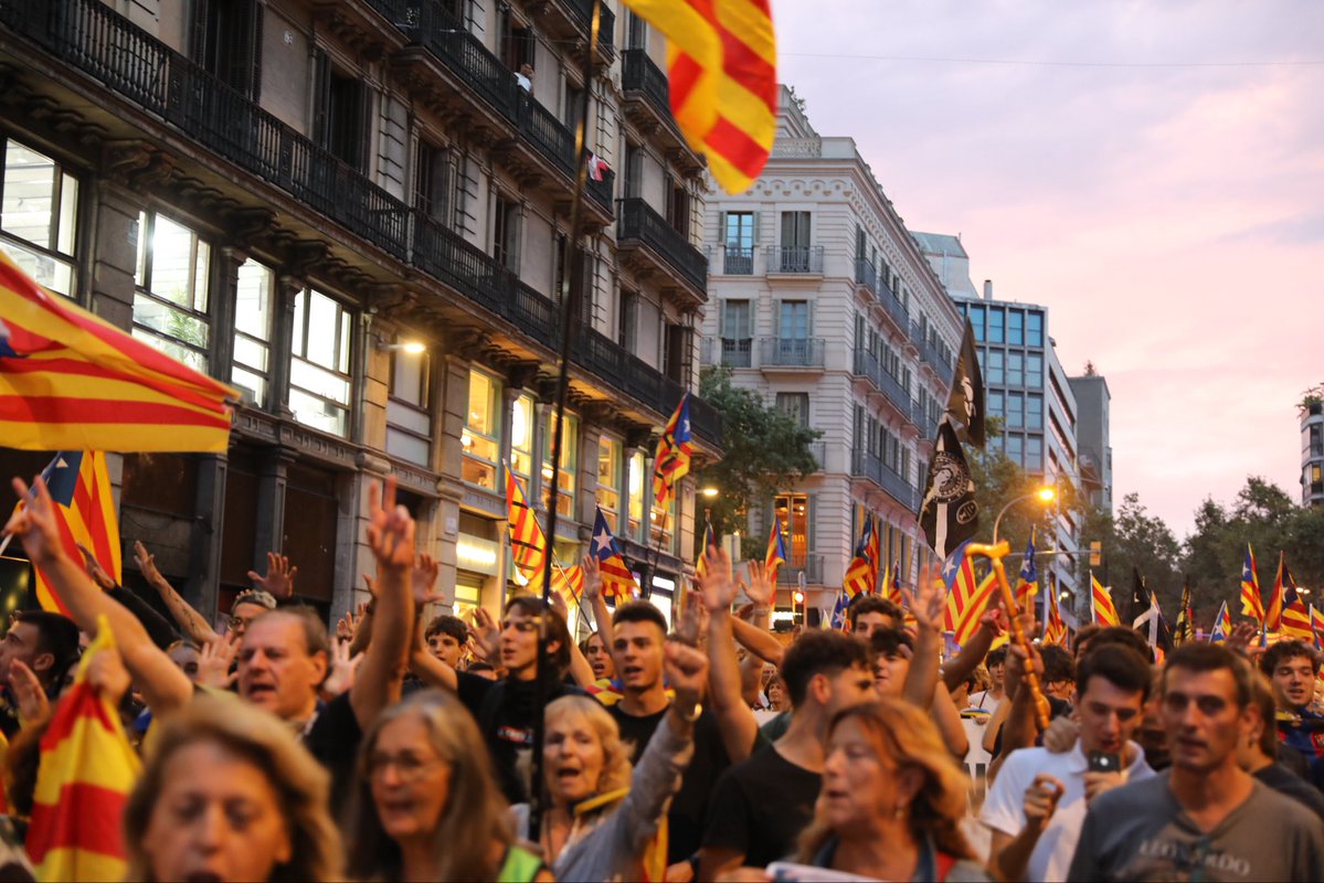 assemblea's tweet photo. ⬛️⬜️ Comença a Urquinaona i baixa per Via Laietana la manifestació de Barcelona d’aquest 1 d’Octubre.

VAM VOTAR. VAM GUANYAR. I NO HI HEM RENUNCIAT. https://t.co/s86ugH649K