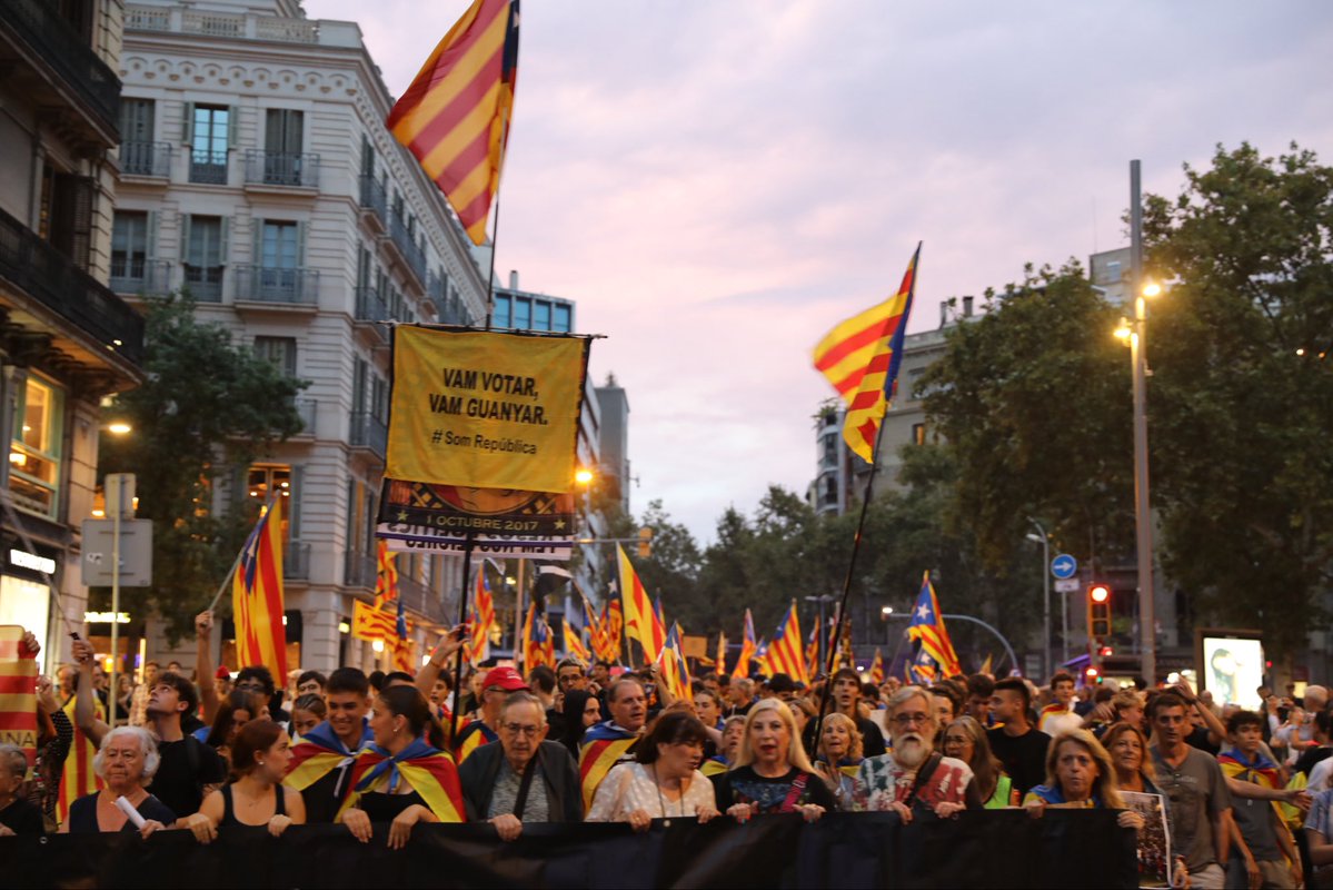 assemblea's tweet photo. ⬛️⬜️ Comença a Urquinaona i baixa per Via Laietana la manifestació de Barcelona d’aquest 1 d’Octubre.

VAM VOTAR. VAM GUANYAR. I NO HI HEM RENUNCIAT. https://t.co/s86ugH649K