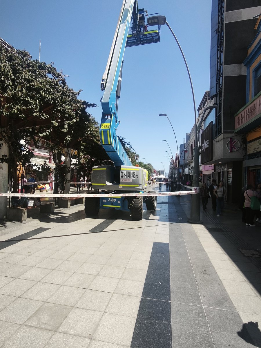 Luis58684240's tweet photo. #antofagasta en plena calle matta . Máquina sin cuñas sin conos de segregación....el prevencionista???? https://t.co/sF0PiCK6sD