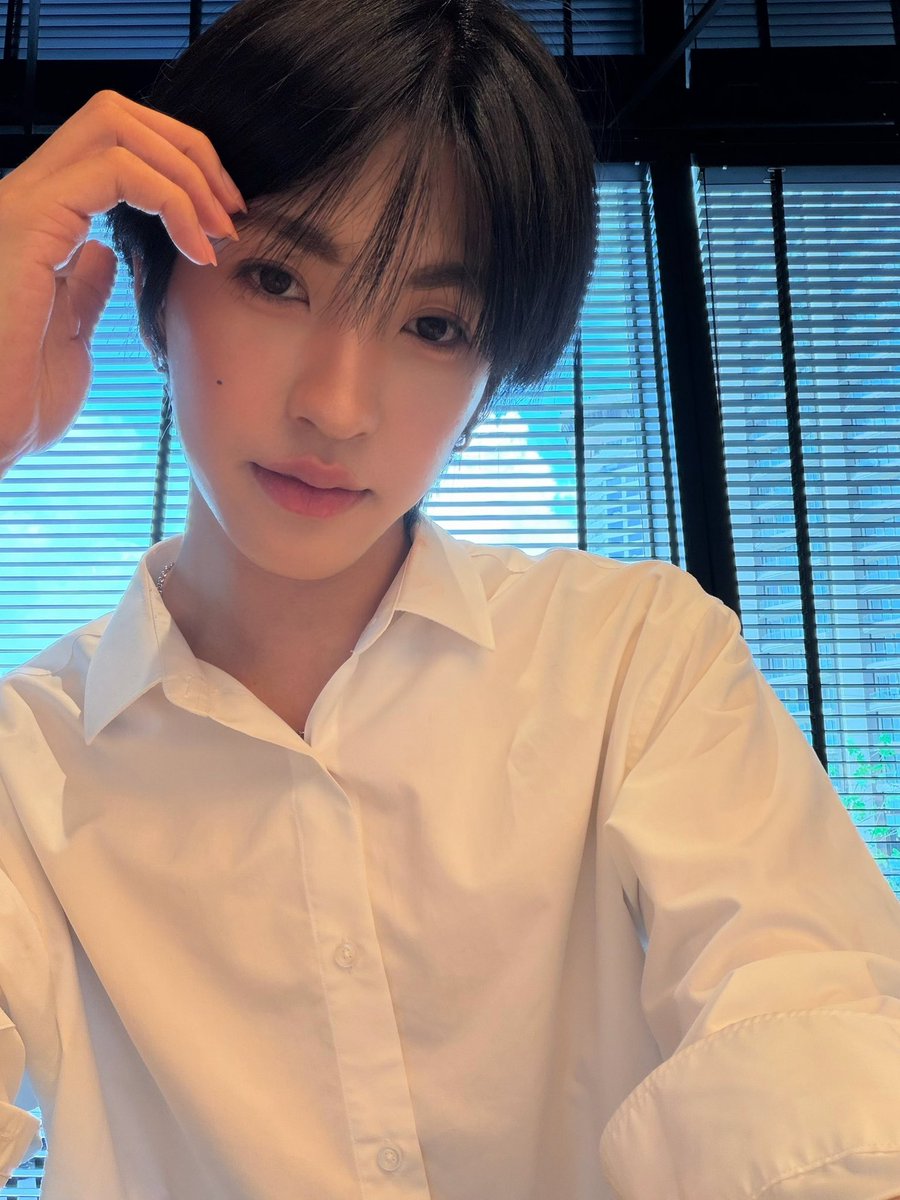 Kkim_pongsaton's tweet photo. ปีนี้เป็นอีกปีที่ทำให้ผมรู้สึกว่าตัวเองโชคดีมาก ๆ เลยครับ 🥹🤍
  ขอบคุณทุกคำอวยพร ทุกข้อความ ทุกของขวัญ ทุกโปรเจกต์ และทุกความตั้งใจที่ทุกคนมอบให้ผมในวันเกิดปีนี้นะครับ บางอย่างอาจเป็นสิ่งที่ทุกคนตั้งใจทำขึ้นมาเป็นพิเศษ บางอย่างอาจเป็นเพียงข้อความสั้น ๆ ที่ใช้เวลาเขียนไม่นาน แต่สำหรับผม ทุกอย่างมีความหมายมากเลยนะ

  อาจจะไม่สามารถตอบกลับทุกคนได้ครบ หรือบอกขอบคุณทุกคนได้มากเท่าที่อยากบอก แต่ผมเห็นคุณค่าของทุกอย่างที่ทุกคนมอบให้ผมเสมอ และอยากให้ทุกคนรู้ว่าความตั้งใจเหล่านั้นเดินทางมาถึงคิมทั้งหมดเลย

  บางทีผมก็กลับมาคิดเหมือนกันว่า ถ้าไม่มีทุกคนคอยอยู่ตรงนี้ คอยสนับสนุน คอยส่งกำลังใจ และคอยเชื่อมั่นในตัวผมในแต่ละช่วงเวลา คงไม่ได้เดินทางมาถึงวันนี้ใผมขอบคุณที่ทุกคนเป็นส่วนหนึ่งของการเติบโตของผม ขอบคุณที่ทำให้สิ่งที่ผมรักได้เดินทางต่อไป และขอบคุณที่ทำให้การได้เป็นคิมในทุกวันนี้มีความหมายมากขึ้น

ผมไม่รู้ว่าตัวเองจะสามารถตอบแทนความรักของทุกคนได้มากแค่ไหน แต่ผมอยากใช้ทุกโอกาสที่มี ตั้งใจทำงานให้ดีขึ้น เติบโตขึ้น และเป็นคิมที่ทุกคนจะรู้สึกภูมิใจที่ได้รู้จัก อยากให้ทุกคนที่เดินเข้ามาในชีวิตไม่ว่าจะอยู่ด้วยกันมาตั้งแต่วันแรก หรือเพิ่งจะได้รู้จักกันในวันนี้ ได้มีความสุขกับการเดินทางไปด้วยกัน

แล้วก็อยากบอกว่า ไม่ใช่แค่ทุกคนที่ดีใจที่มีผม แต่ผมเองก็ดีใจมาก ๆ เหมือนกันที่มีทุกคนอยู่ ขอบคุณที่สละเวลามาแบ่งปันความรักให้กัน ขอบคุณที่ทำให้วันเกิดปีนี้อบอุ่นมากขนาดนี้ 

  หวังว่าในวันเกิดปีต่อๆไป เราจะยังมีเรื่องราวดีๆให้ได้กลับมาขอบคุณกันแบบนี้อีก และหวังว่าระหว่างทาง ทุกคนจะได้มีความสุขกับชีวิตของตัวเองมาก ๆ เช่นกัน

ขอบคุณที่ทำให้โลกใบเล็ก ๆ ของผมเต็มไปด้วยความรักมากมายขนาดนี้ 🤍
🥹🍰
                                                    Kim 01.10.69
                               #30thKimBornToShine