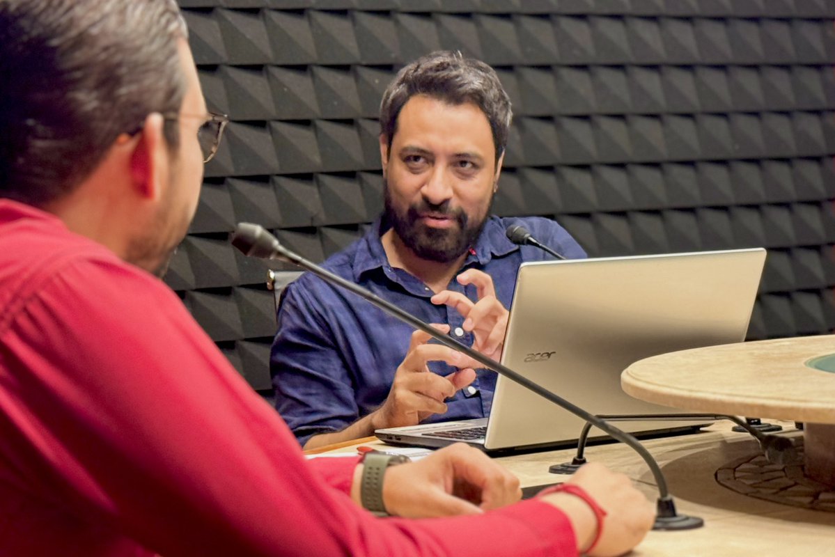 trcambiente's tweet photo. 🌱La educación ambiental también comienza desde las aulas.

Estuvimos en GREM Radio Contextos, donde hablamos sobre “Mi Querida Escuela”, un programa de la Dirección General de Medio Ambiente que acerca a niñas y niños de educación básica al cuidado y respeto por nuestro entorno. https://t.co/VpKdP6TdBS
