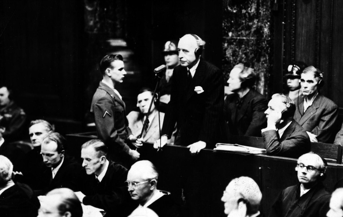 MVSNoticias's tweet photo. 🔙🇩🇪 Se cumplen 80 años de las sentencias del Tribunal Militar Internacional de Núremberg contra 22 de los principales jerarcas del régimen nazi. ⚖️

🌐 El proceso histórico, concluido el 1 de octubre de 1946 tras 218 días de audiencias, derivó en 12 condenas a muerte, siete penas de prisión y tres absoluciones, sentando las bases del derecho internacional contemporáneo con la tipificación de los crímenes contra la humanidad. 📜🏛️

📹: EFE