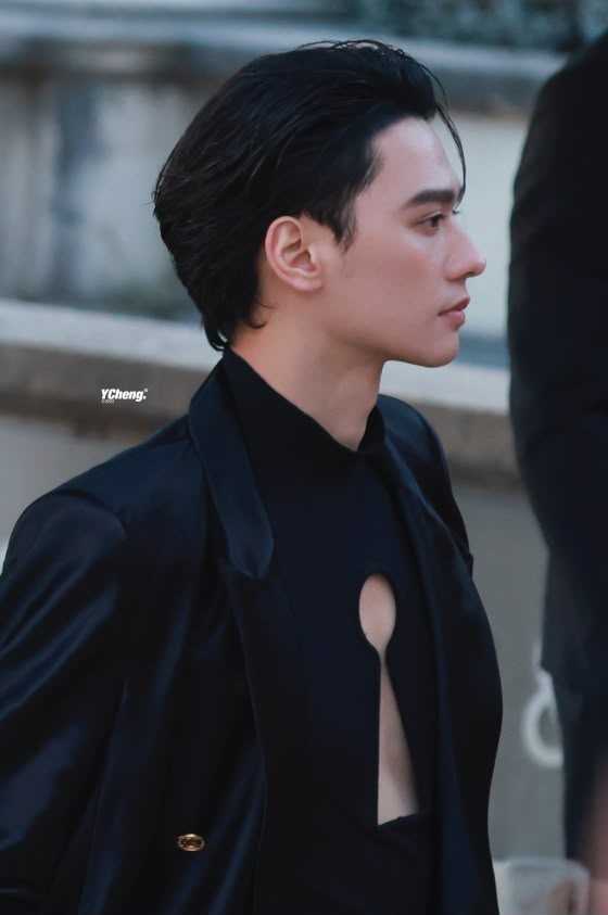 TheePopCore's tweet photo. Keng Harit serves unreal looks at the Schiaparelli show. https://t.co/W7DQbrtT7e