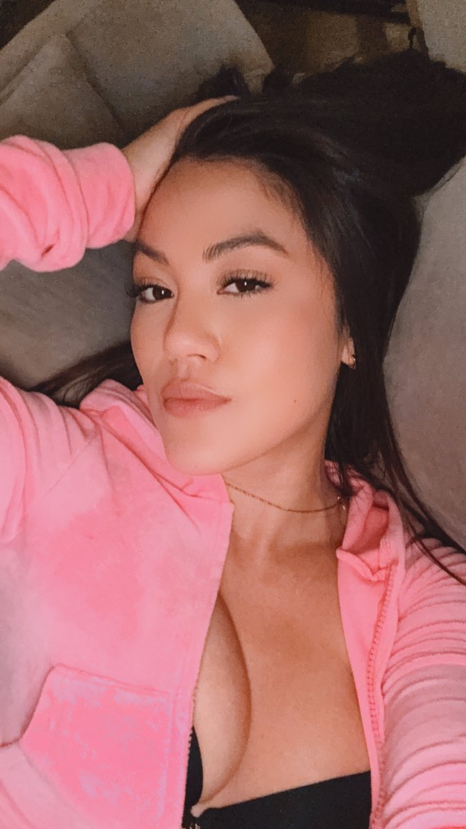 KENDRASPADE's tweet photo. on Wednesdays we wear pink? https://t.co/0F517TzLOs