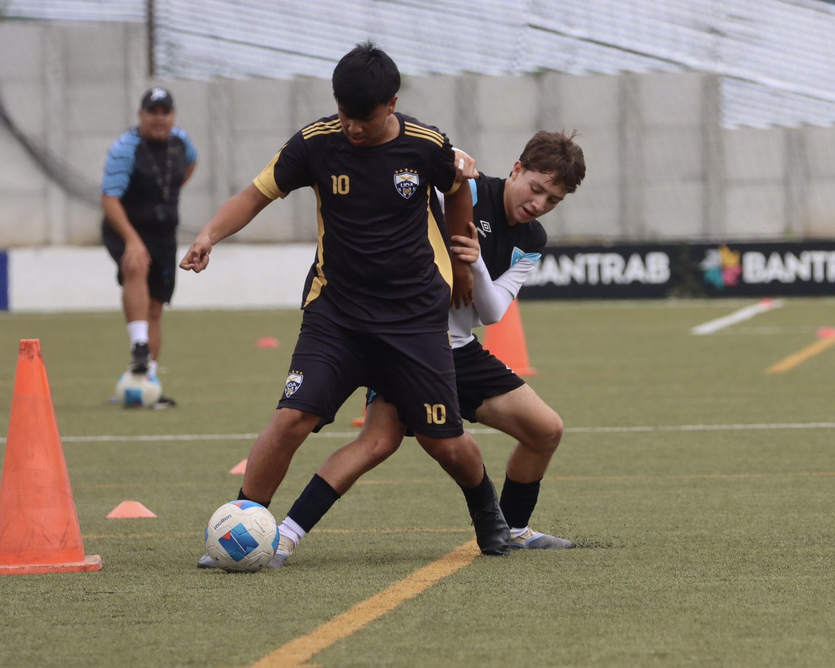 fedefut_oficial's tweet photo. #SeleSub15 | CIERRE DE MICROCICLO CON FÚTBOL💪⚽🇬🇹 

La Selección Sub 15 cerró su microciclo de trabajo con un partido de preparación en el Centro de Alto Rendimiento FFG.

#VamosGuate #VamosSele https://t.co/RuowkYrp08