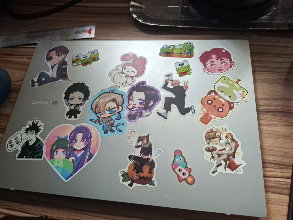 T0BIOSETZ's tweet photo. Meu notebook lindinho (eu queria colocar mais adesivos) https://t.co/MqRSQAg7Cp