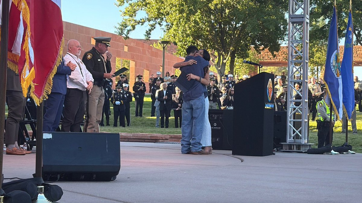 ClarkCountyNV's tweet photo. #AlwaysRemember #NeverForget - Remembering #1October.
💜🧡
Debby Allen gave a moving tribute to her son, Christopher Roybal at the Sunrise Remembrance. Christopher, a veteran died in the Las #Vegas shooting. Christopher's brother, Jayson Williams joined Debby.

#VegasStrong https://t.co/40z2lQxl9L
