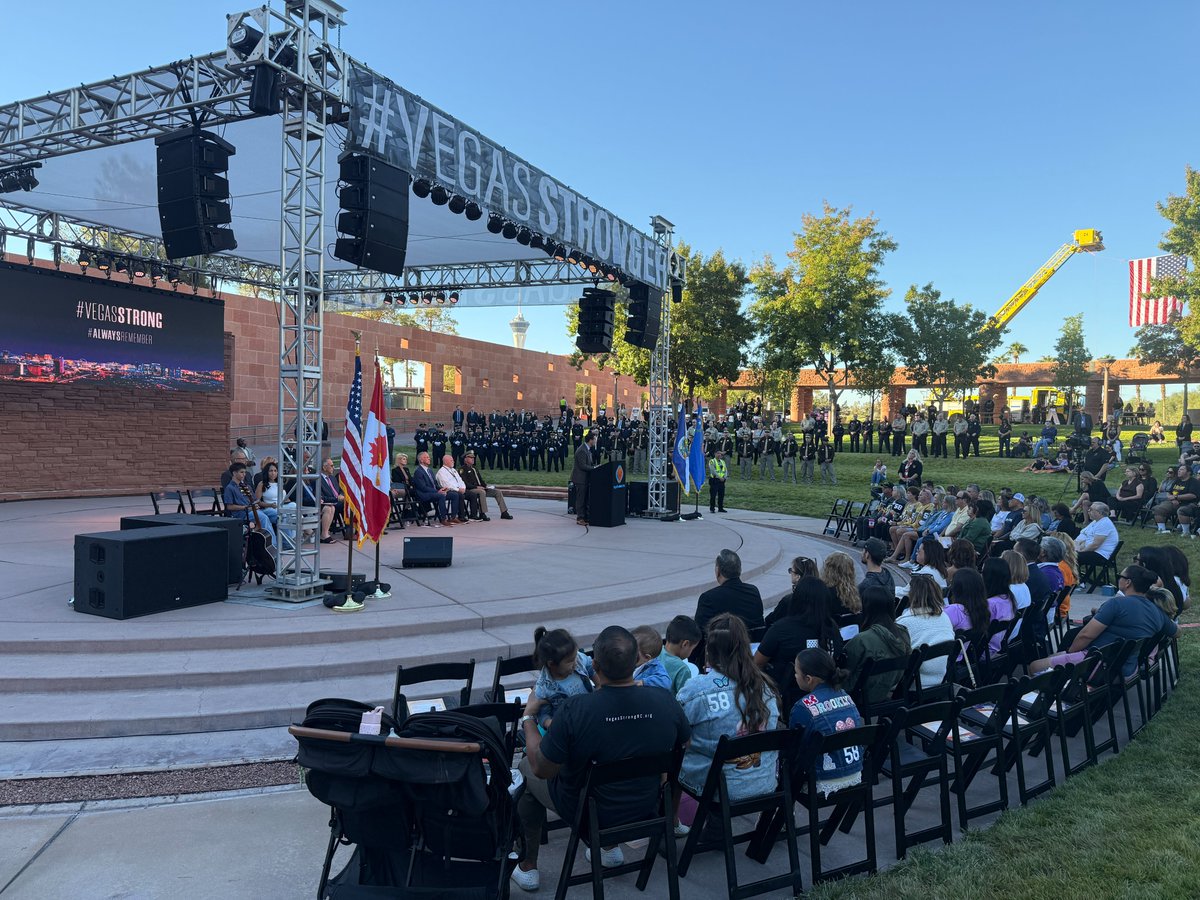 ClarkCountyNV's tweet photo. #AlwaysRemember #NeverForget - Remembering #1October.
💜🧡
Debby Allen gave a moving tribute to her son, Christopher Roybal at the Sunrise Remembrance. Christopher, a veteran died in the Las #Vegas shooting. Christopher's brother, Jayson Williams joined Debby.

#VegasStrong https://t.co/40z2lQxl9L