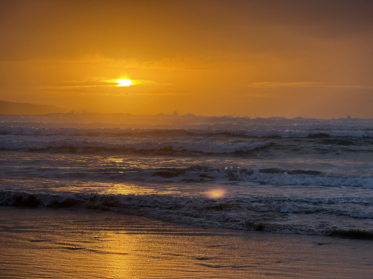 Simon_Elliott's tweet photo. Sunset at Gwithian/Godrevy, Cornwall https://t.co/TSbGsomDeC