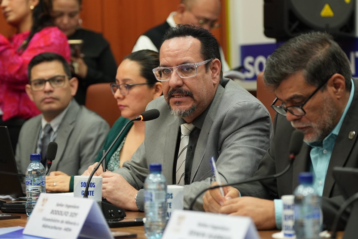 MEMguatemala's tweet photo. Autoridades del #MEM se reunieron con diputados del Congreso para dar seguimiento a:
Monitoreo de precios de combustibles.
Electrificación en Retalhuleu y Suchitepéquez. Ejecución presupuestaria y transparencia. https://t.co/nmrLDNkvTh