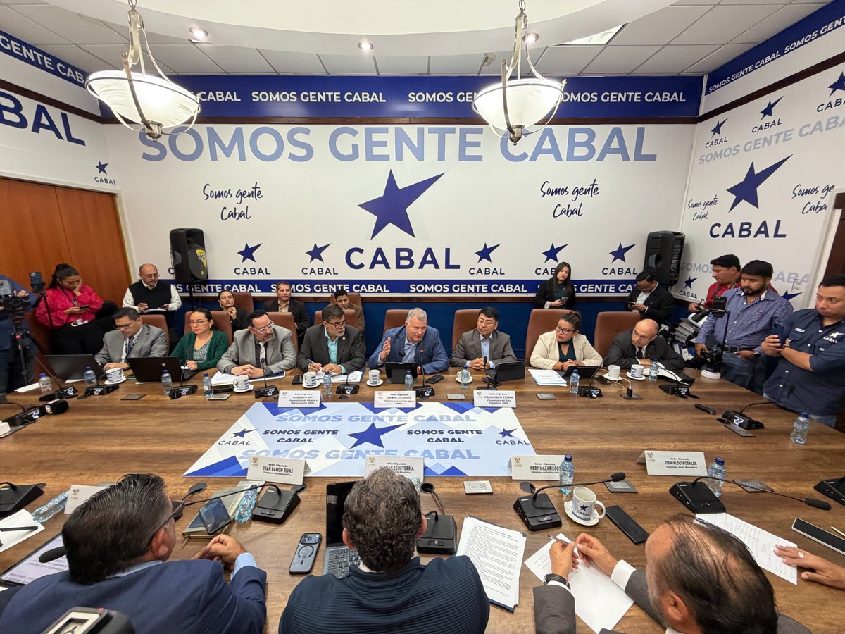 MEMguatemala's tweet photo. Autoridades del #MEM se reunieron con diputados del Congreso para dar seguimiento a:
Monitoreo de precios de combustibles.
Electrificación en Retalhuleu y Suchitepéquez. Ejecución presupuestaria y transparencia. https://t.co/nmrLDNkvTh