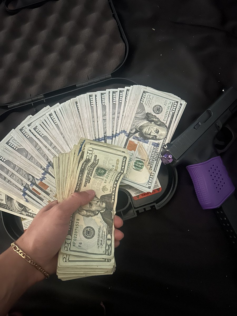 ImranBWC_'s tweet photo. Big dicks and switches 😅😸 #nsfw #horny #bigdick #dollar #bwc https://t.co/53seHre2ck