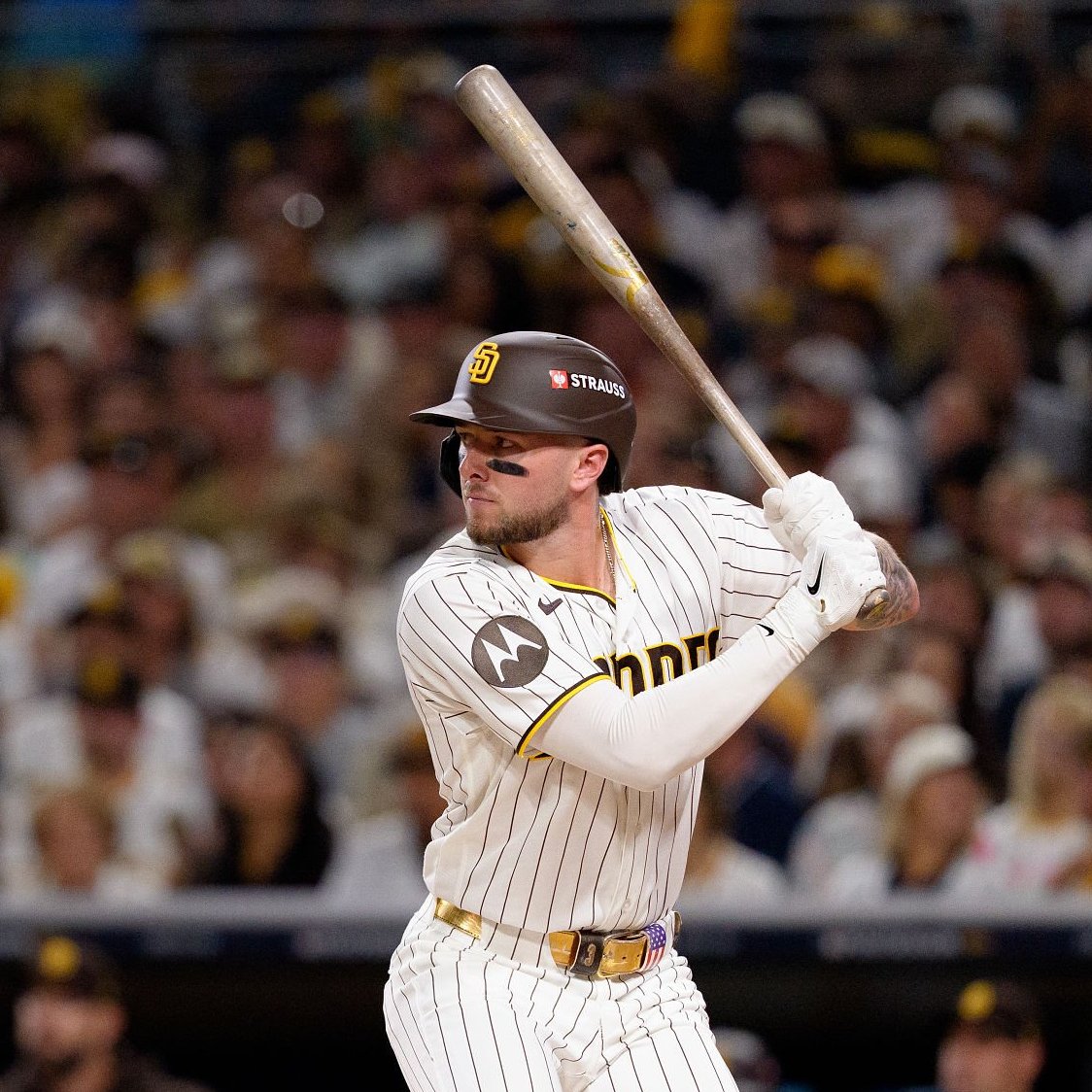 JustBB_Media's tweet photo. Jackson Merrill's postseason career:

12 G | .325 AVG | 6 XBH | 9 RBI | .991 OPS

He has the 6th-best postseason OPS in MLB history among primary centerfielders (min. 45 PA) https://t.co/cLU3A7Lwnz