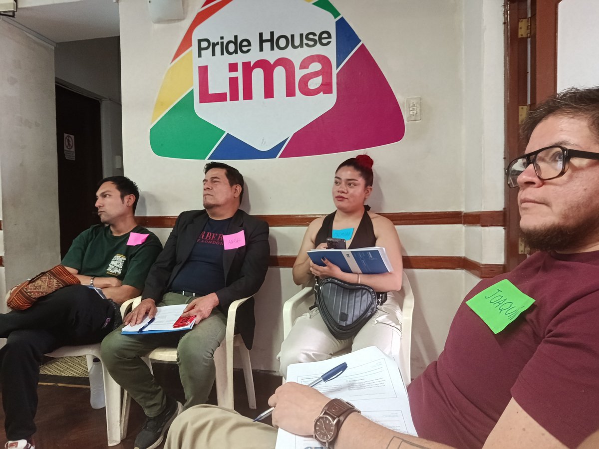 TS_RosasMLP's tweet photo. 🧠❤️🌹El equipo de Rosas Mujeres de Lucha participó en el taller de Primeros Auxilios Psicológicos para personas activistas, sumando herramientas para la contención y escucha en crisis. Gracias a @mholperu, @psicokan y @asociaciondivergen por este valioso espacio. 🫂#SaludMental https://t.co/32YTNnPbVT