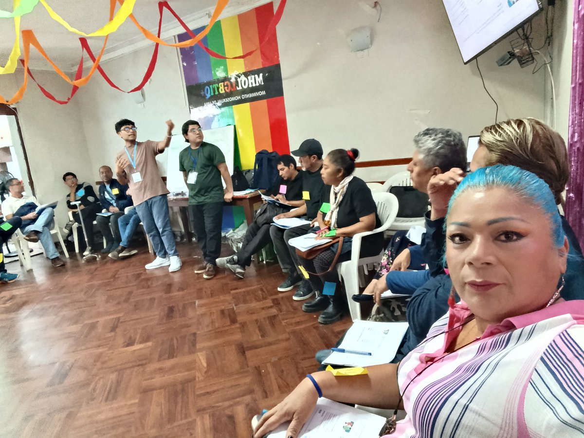 TS_RosasMLP's tweet photo. 🧠❤️🌹El equipo de Rosas Mujeres de Lucha participó en el taller de Primeros Auxilios Psicológicos para personas activistas, sumando herramientas para la contención y escucha en crisis. Gracias a @mholperu, @psicokan y @asociaciondivergen por este valioso espacio. 🫂#SaludMental https://t.co/32YTNnPbVT