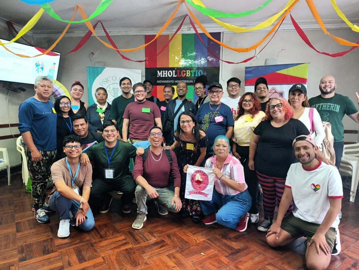 TS_RosasMLP's tweet photo. 🧠❤️🌹El equipo de Rosas Mujeres de Lucha participó en el taller de Primeros Auxilios Psicológicos para personas activistas, sumando herramientas para la contención y escucha en crisis. Gracias a @mholperu, @psicokan y @asociaciondivergen por este valioso espacio. 🫂#SaludMental https://t.co/32YTNnPbVT