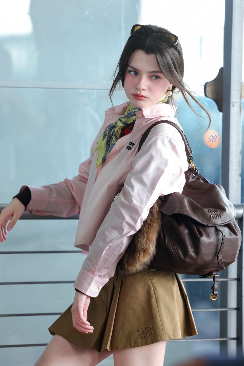 PlanAforBec's tweet photo. Miu Miu's sweetness, worn with a touch of cool by Becky.

REBECCA FLY TO PFW MIU MIU
#MiuMiuPFWxBecky 
#MiuMiuSS27
#beckysangels 
#BeckyArmstrong 
@MIUMIUofficial https://t.co/7yEJsQ2Tpx