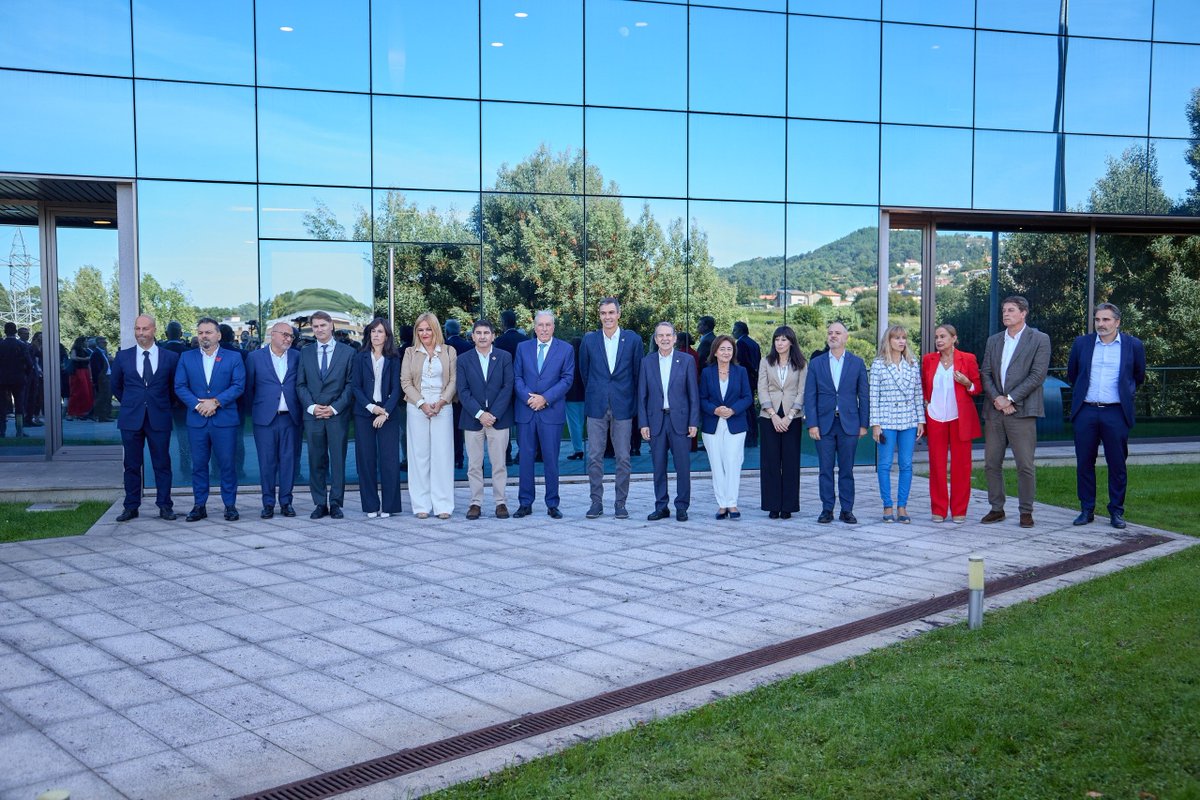 carmelasilva's tweet photo. Pedro Sánchez visitó Vigo e O Grove. Foi recibido con cariño e respeto. Estivo logo no Foro da Toxa e a súa intervención foi francamente valente e marcando os grandes retos aos que nos enfrentamos como sociedade. Rigor, valores, compromiso e ideas. https://t.co/Km6f1OGj4I