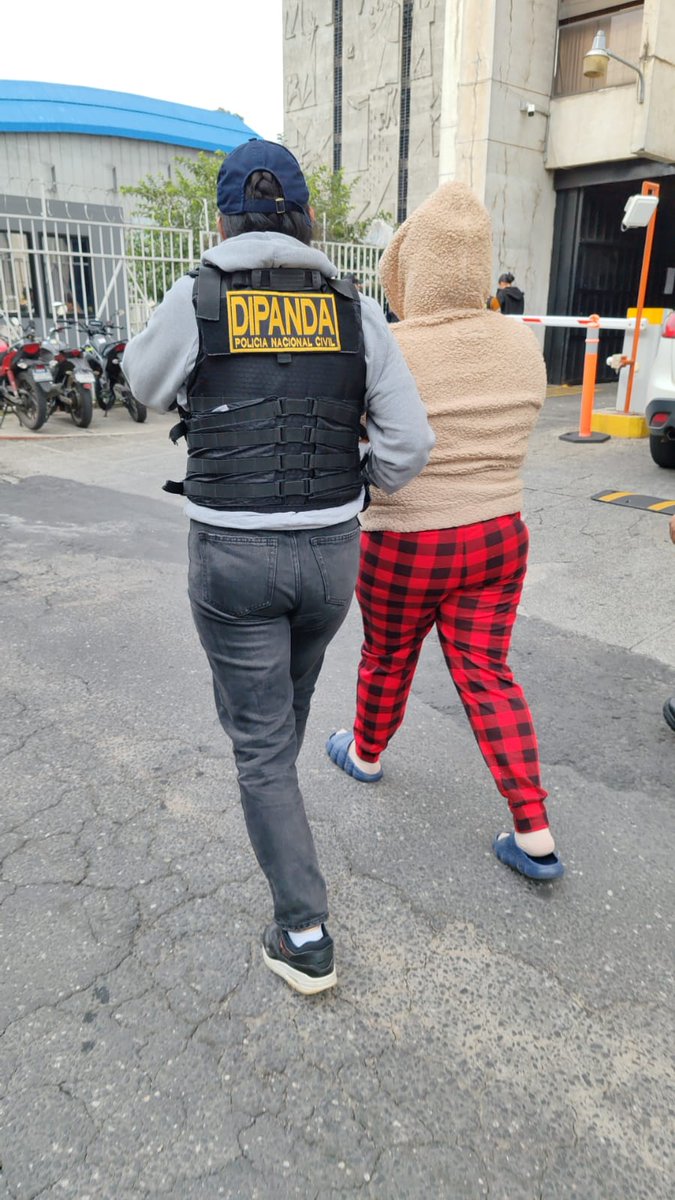 PNCdeGuatemala's tweet photo. Como parte de las acciones de investigación y seguimiento a casos de extorsión, investigadores de la #DIPANDA y la #DEIC, en coordinación con el #MP desarrollan una serie de allanamientos que, de manera preliminar, dejan 35 presuntos extorsionistas capturados. https://t.co/3LURrQCXlJ