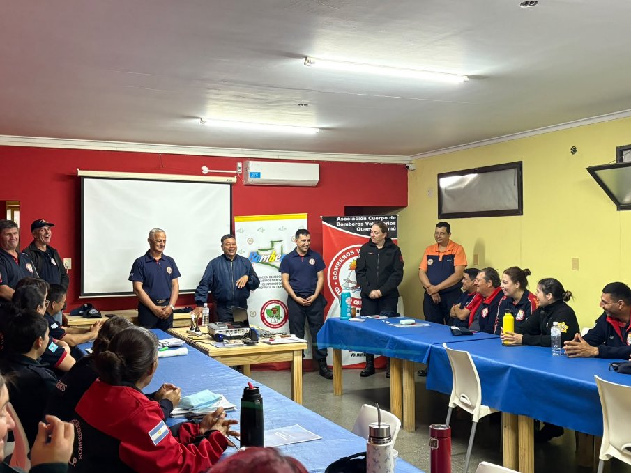 bomberosRA's tweet photo. Los días 26 y 27 de septiembre tuvo lugar el curso de “Protocolo y Ceremonial” de la Academia Nacional de Bomberos para bomberas y bomberos de Federación de Bomberos Voluntarios de La Pampa en la localidad de Quemu-Quemu: https://t.co/0N9OuTfW8Z https://t.co/tnGXyzJE63