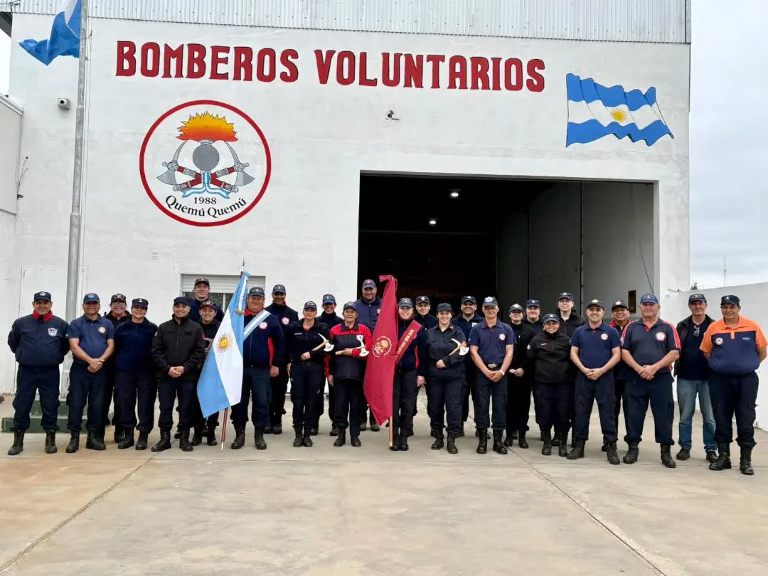 bomberosRA's tweet photo. Los días 26 y 27 de septiembre tuvo lugar el curso de “Protocolo y Ceremonial” de la Academia Nacional de Bomberos para bomberas y bomberos de Federación de Bomberos Voluntarios de La Pampa en la localidad de Quemu-Quemu: https://t.co/0N9OuTfW8Z https://t.co/tnGXyzJE63