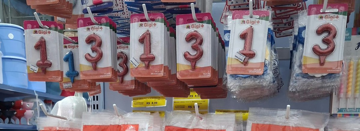 AlefJoaquim's tweet photo. Simplesmente minha tia foi no supermercado e colocou as velas assim https://t.co/ksoCyTgBzT