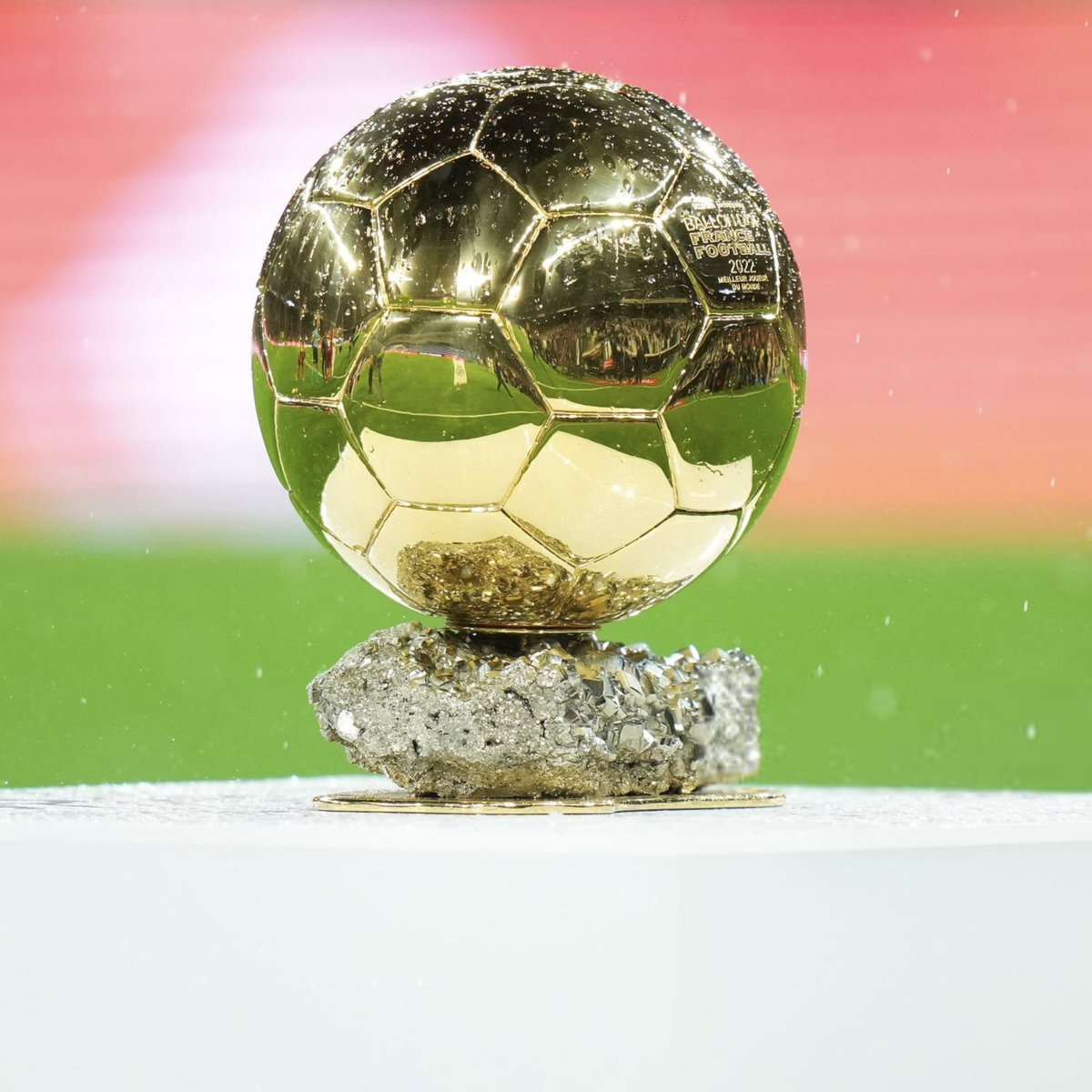 ActuFoot_'s tweet photo. 🚨 Thierry Henry 🇫🇷 : « Qui peut gagner le Ballon d’Or 🌕 ? Peu importe qui le gagne cette année, CE SERA MÉRITÉ […] 🙌

Le meilleur Français du Mondial, C’EST MBAPPÉ 🇫🇷, IL FAUT LE DIRE. 

Il y en a qui ont gagné le Ballon d’Or sans gagner de titre et ON LEUR A RIEN DIT. 

L’émotion que tu donnes aux gens passe au-dessus des titres. »

🎙️ @Rothensenflamme