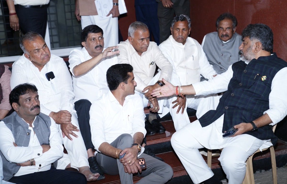 garrywalia_'s tweet photo. जो @DKShivakumar ने आज कर दिखाया है वो कांग्रेस के हर बड़े नेता को पूरे देश में करना होगा तभी सिस्टम बदलेगा इलेक्शन कमीशन जागेगा . बंदा तब तक हिला नहीं जब तक सिस्टम हिला नहीं 👍 https://t.co/OQgBDSm0m4
